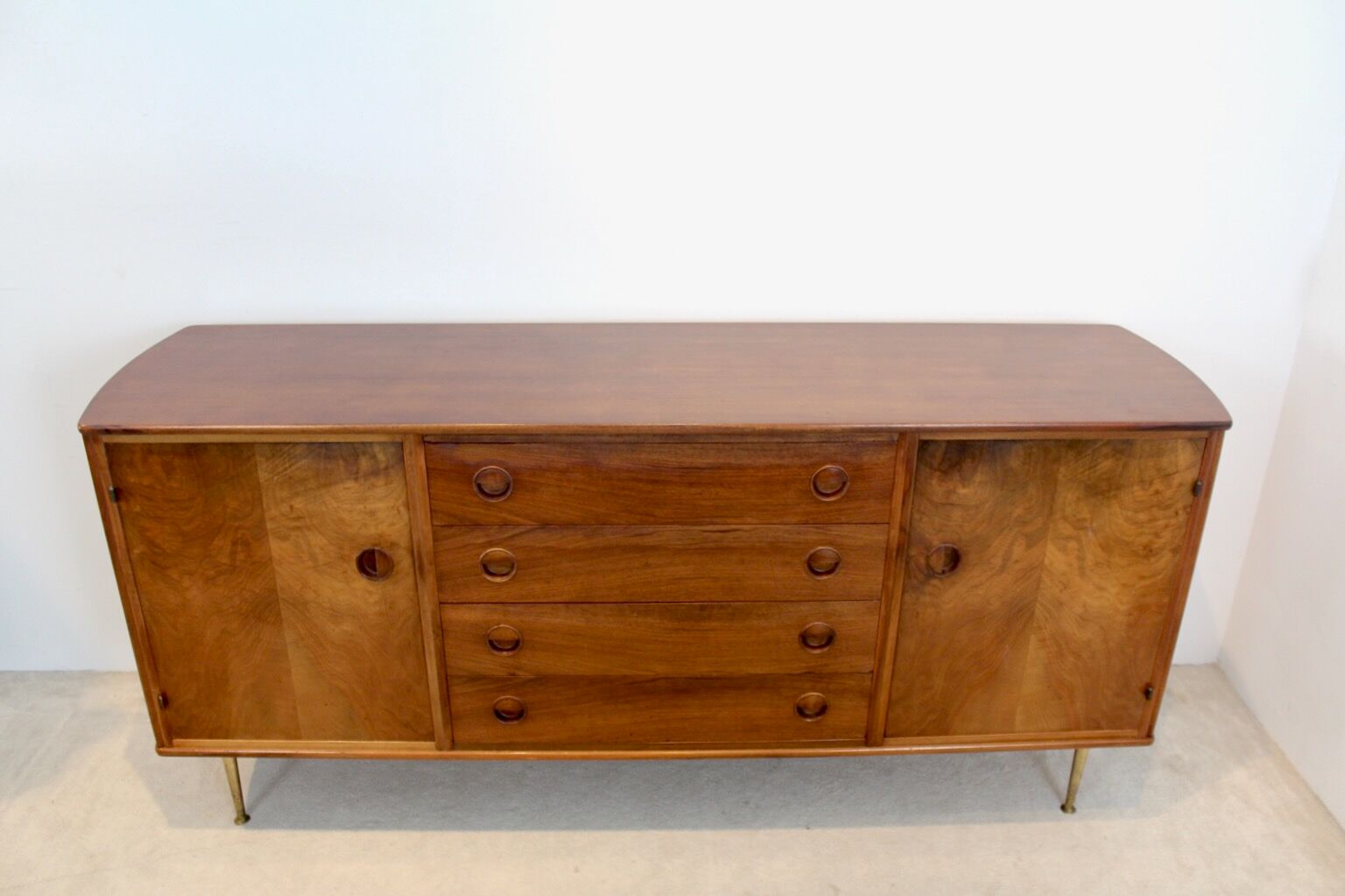 Enfilde en noyer et laiton par William Watting pour Fristho