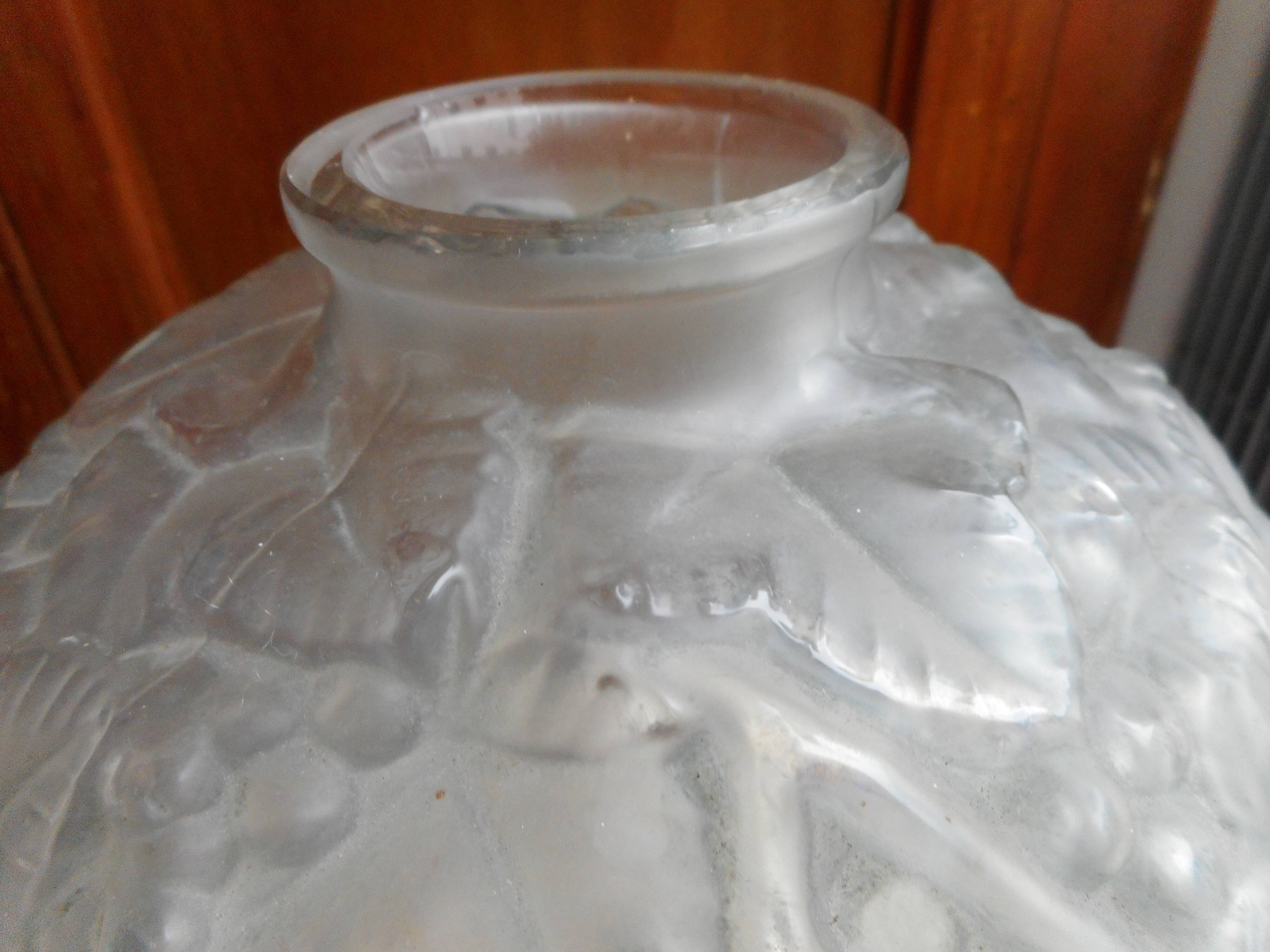 Vase boule en verre moulé art déco