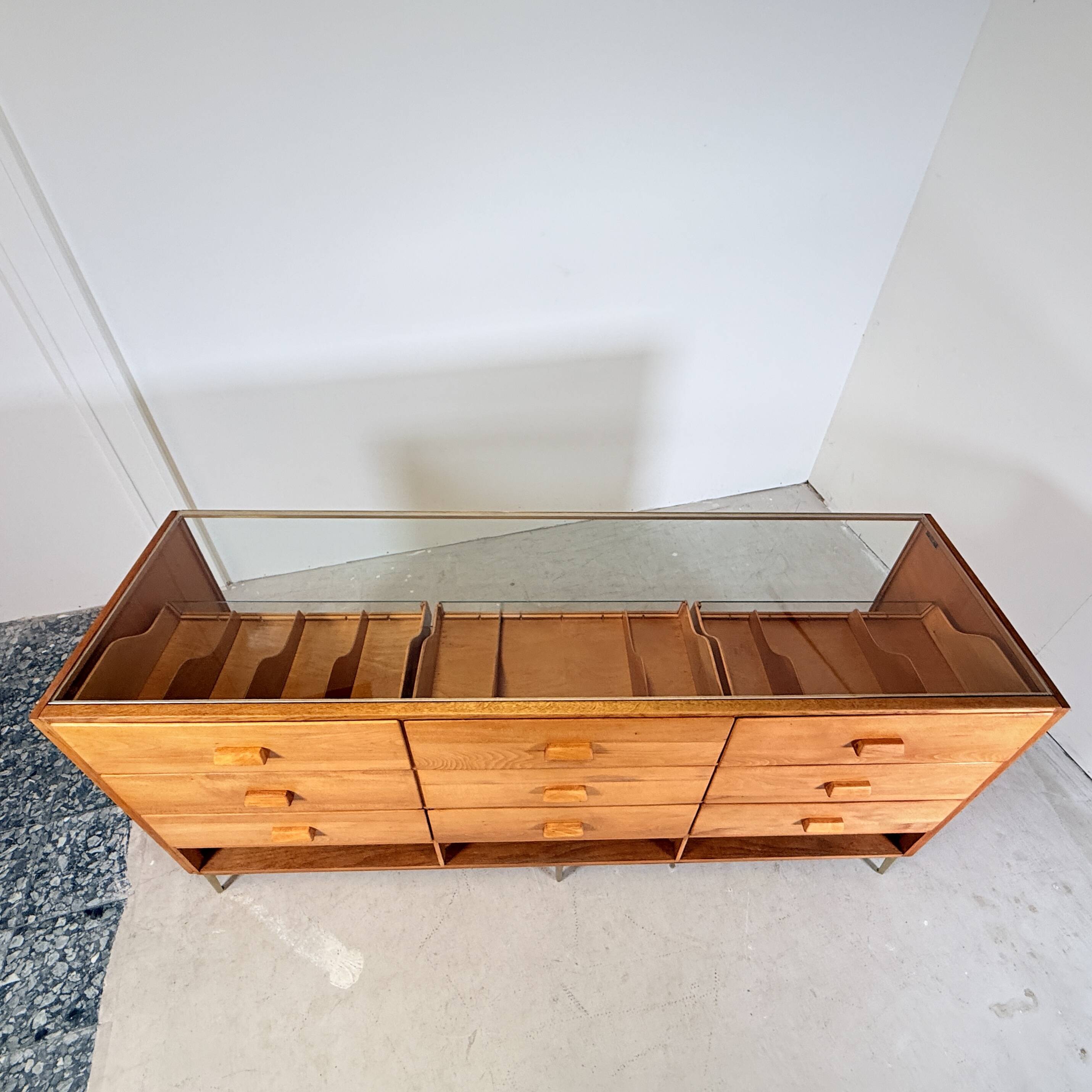 Vitrine en chêne vintage – Haka Ladenmöbel