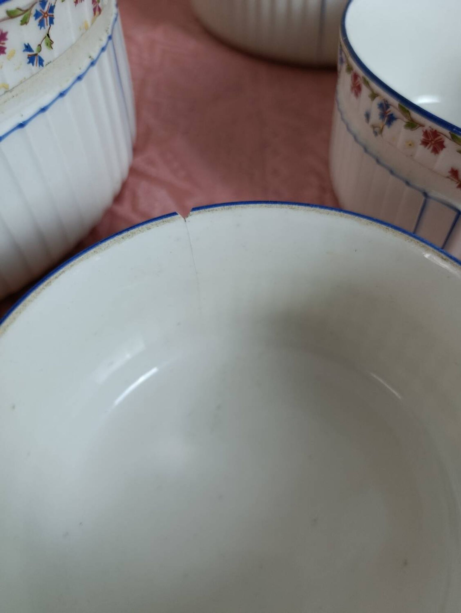 Nested salad bowls in fine decorated porcelain