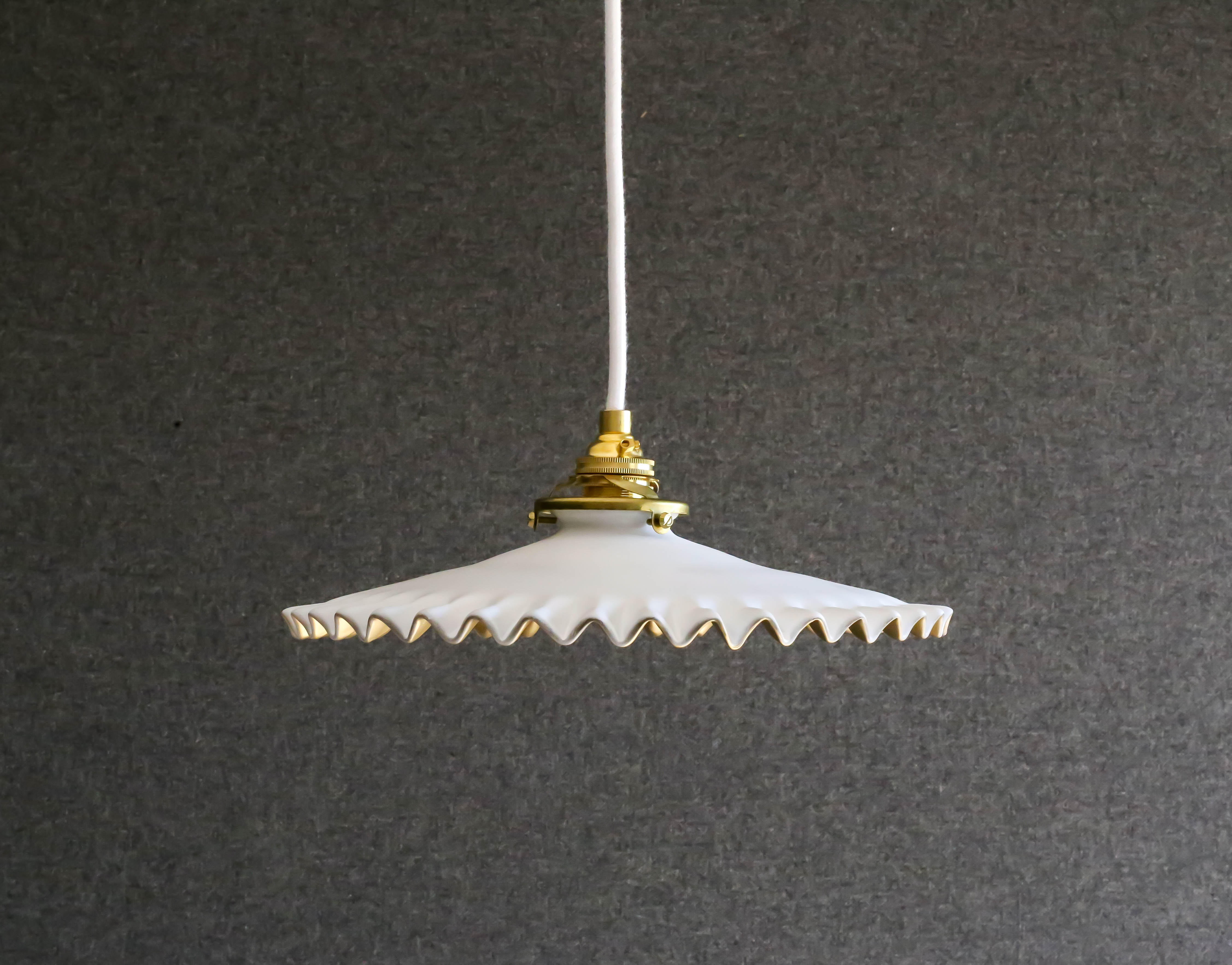 Antique suspension lamp in white and gold painted opaline delivered with cable, socket and brass claw