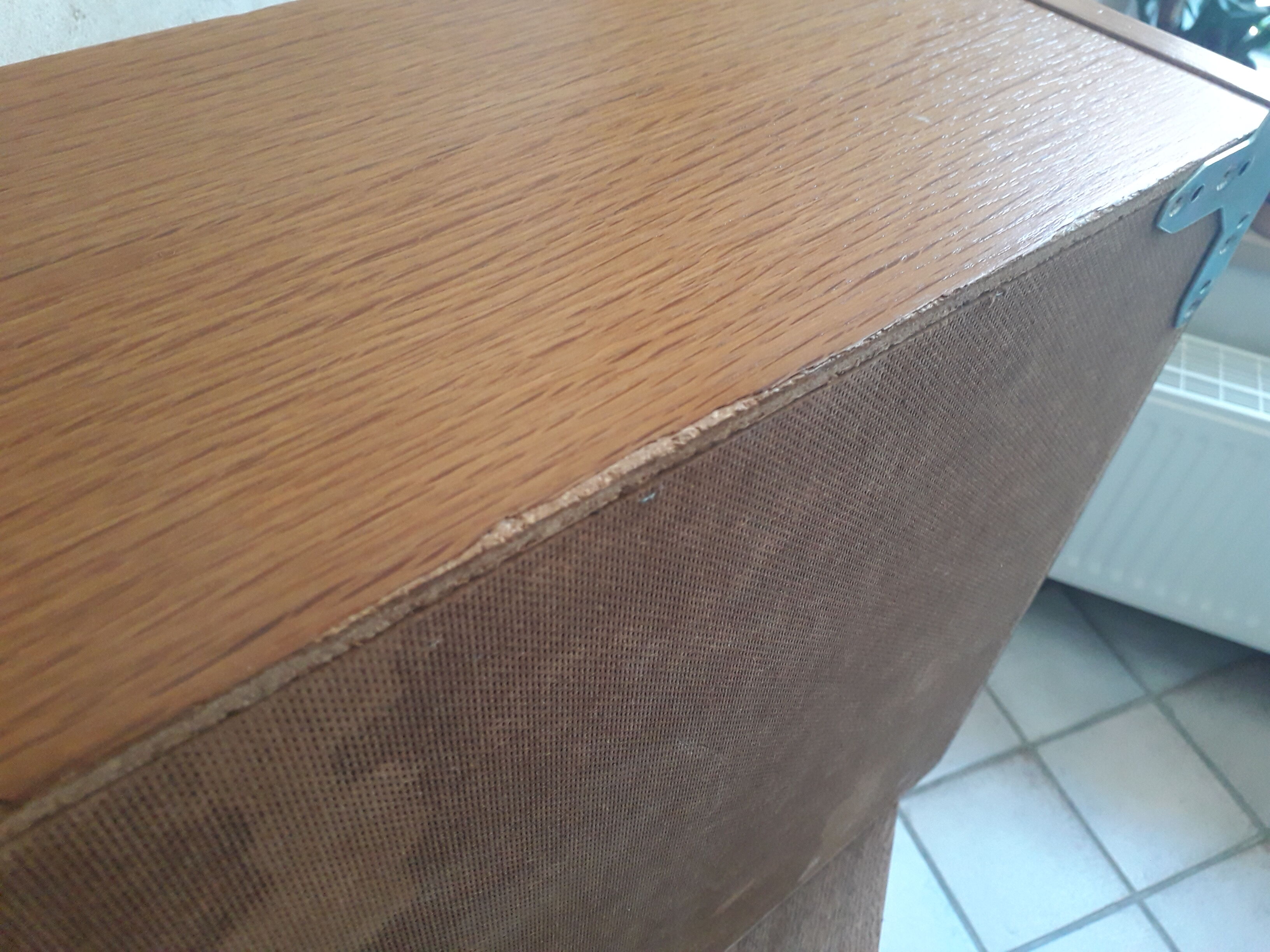 Wall display case in vintage oak veneer