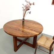 Table ronde moderniste en orme massif, piètement croisé