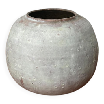 Minimalist vase from a German workshop from the mid-century by Lu and Gerd Grove, 1961.