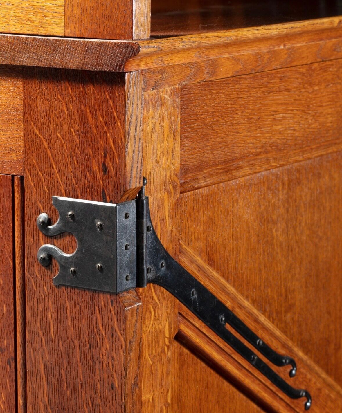 Gustave serrurier-bovy  buffet - vaisselier chambre d'artisan  circa 1