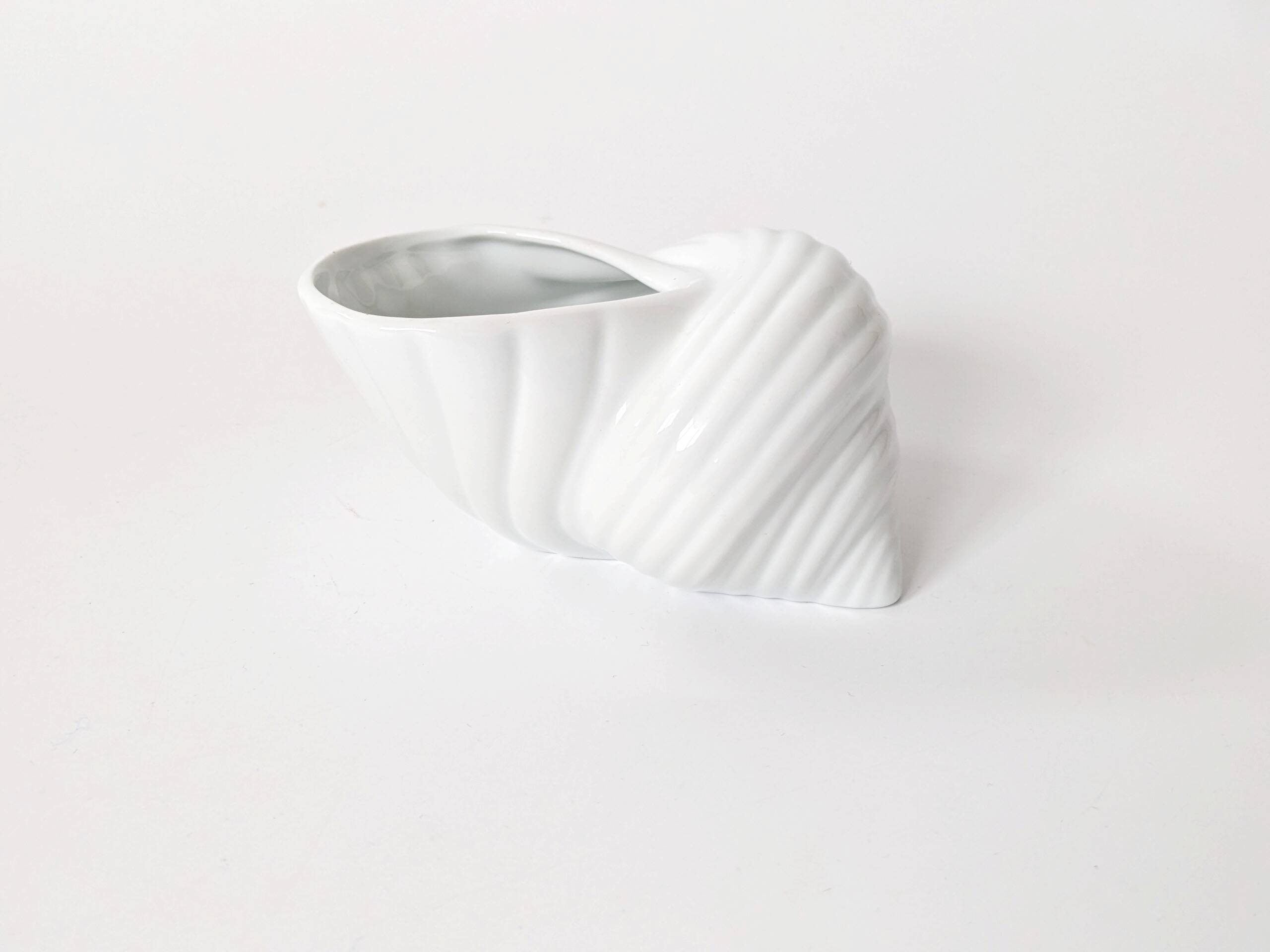 Shell-shaped porcelain catchall, Royal KPM Bavaria from the 1970s.