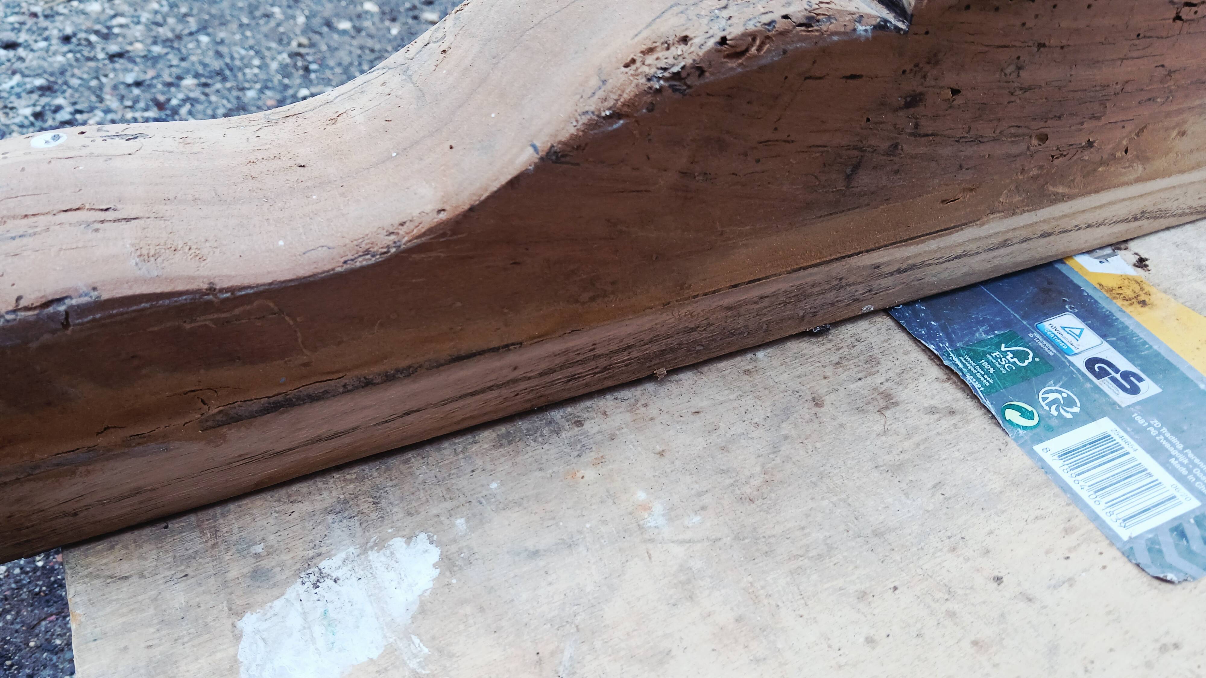 Oval table of grape harvesters from the Southwest in cherry wood