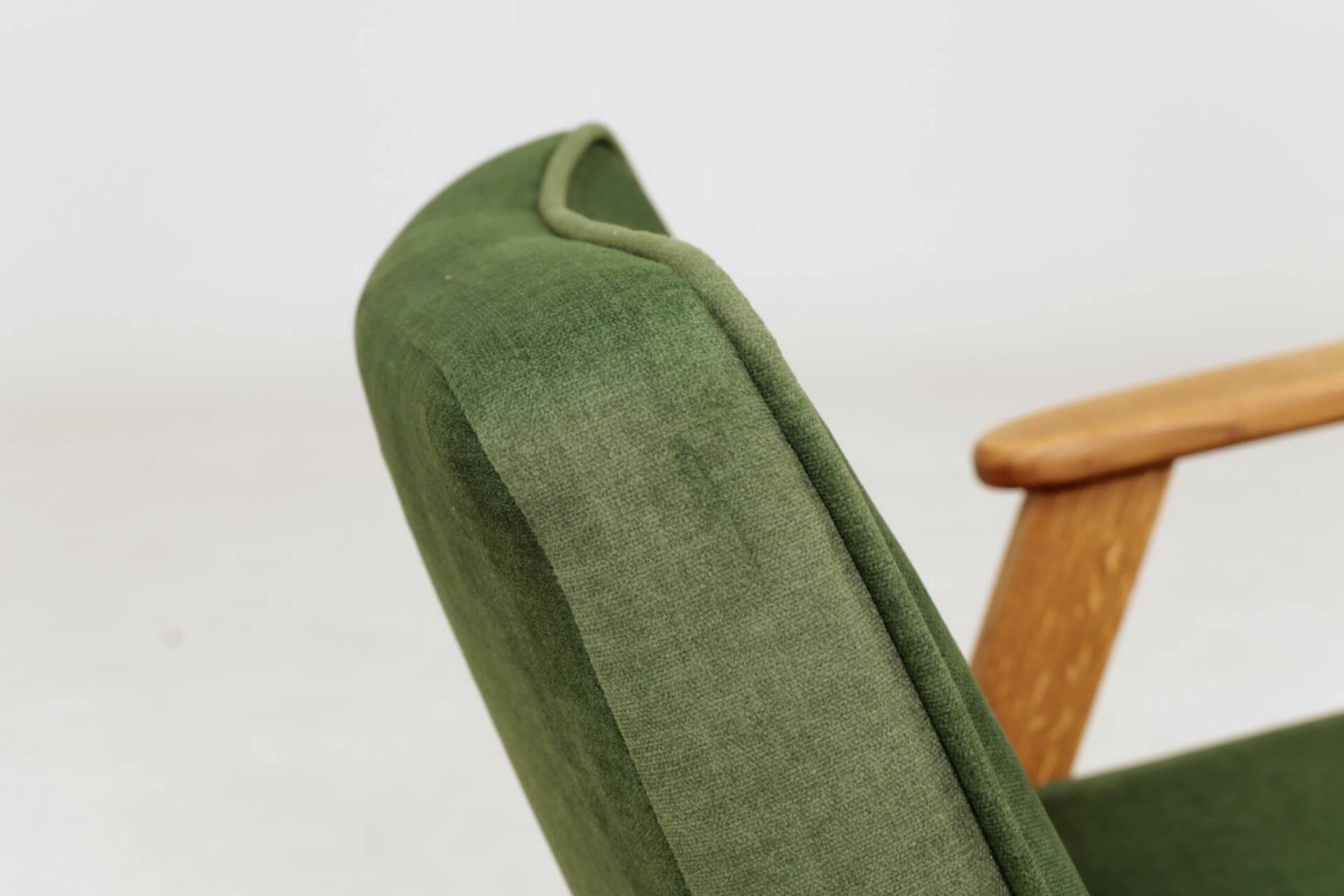 Paire de fauteuils en chêne clair et tissu vert olive