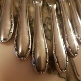 12 couteaux de table en métal argenté brillant 1950