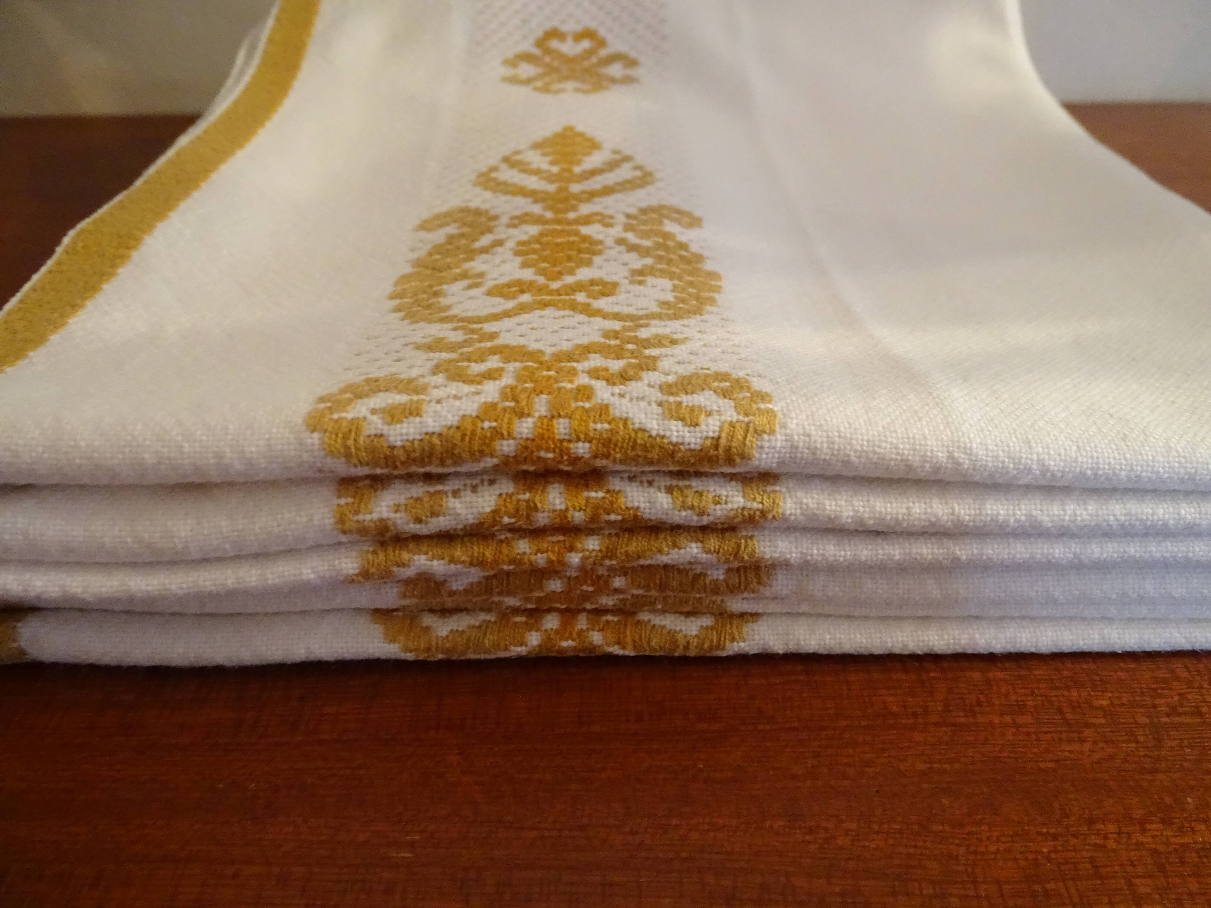 6 serviettes de table brodées blanches et camel 47 x 45