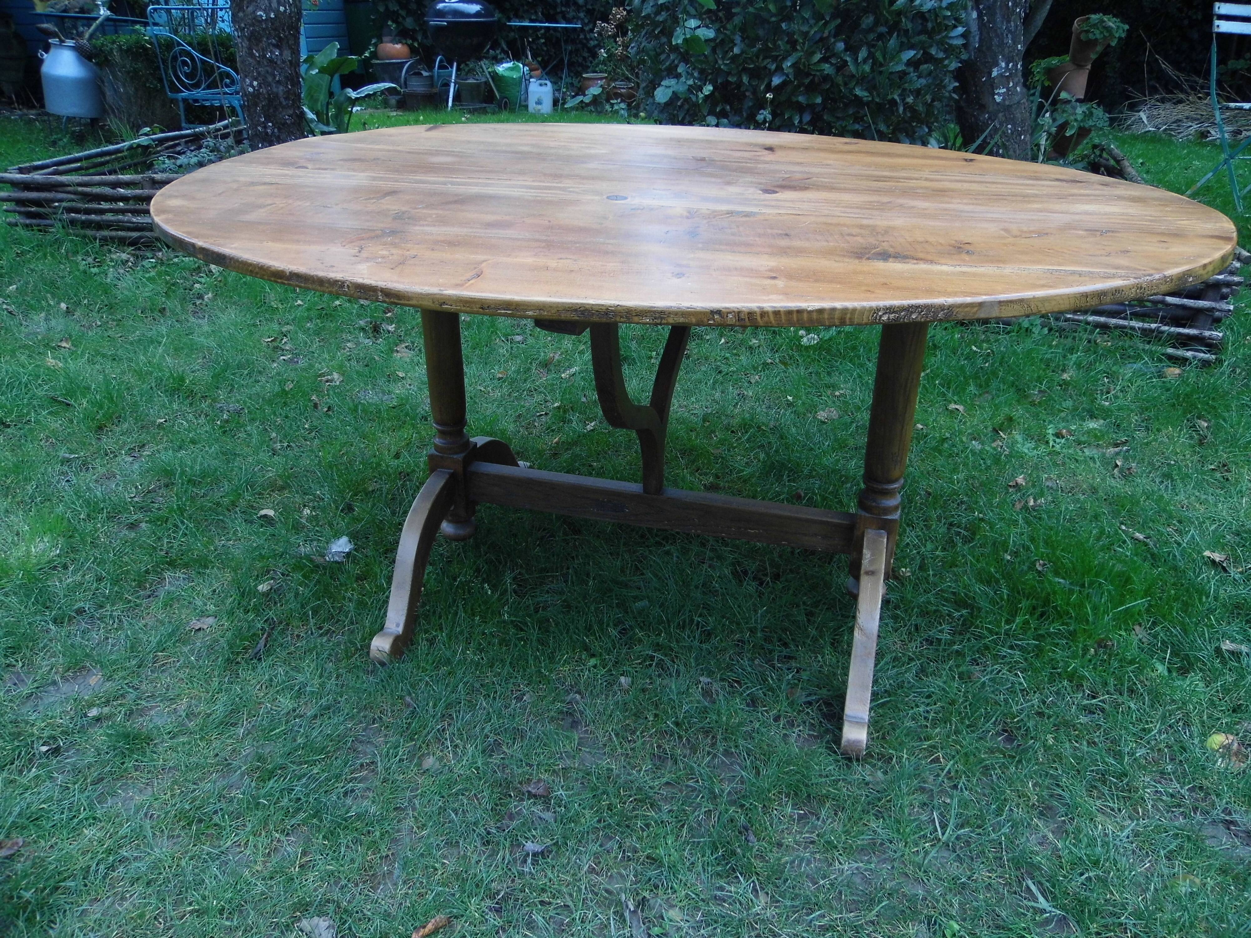 Vigneron table oval table swivel tray