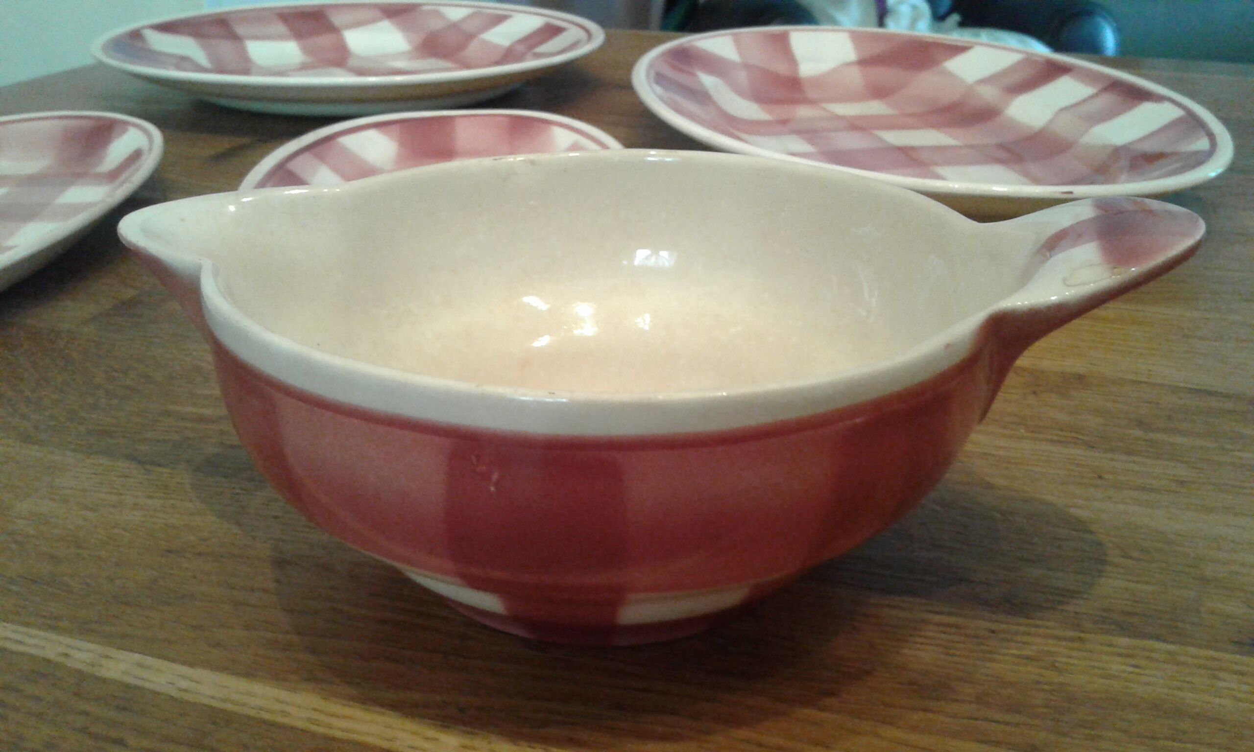 1 oval dish, 1 round dish, 2 raviers, 1 sausage
