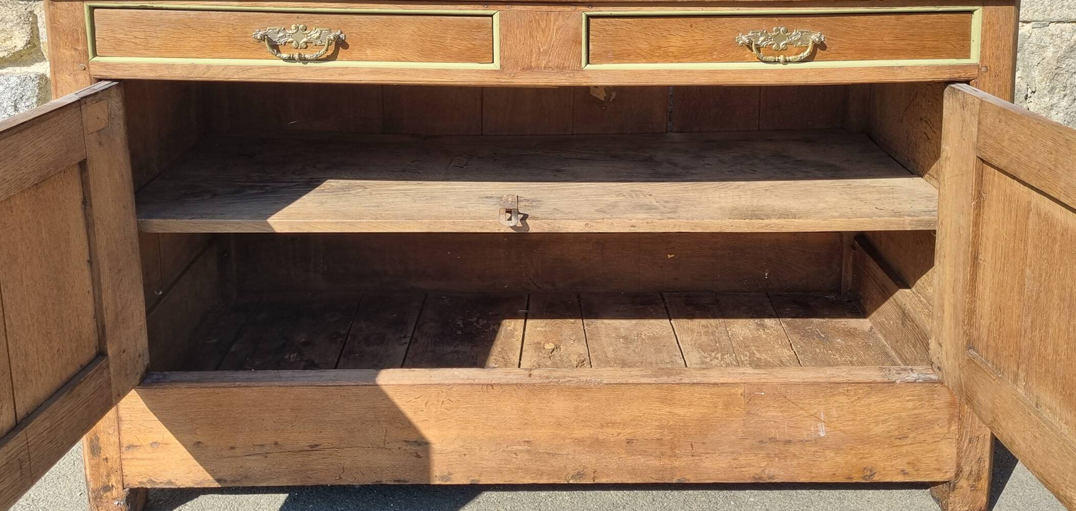 Low country sideboard, solid wood, stylized, late 18th century.