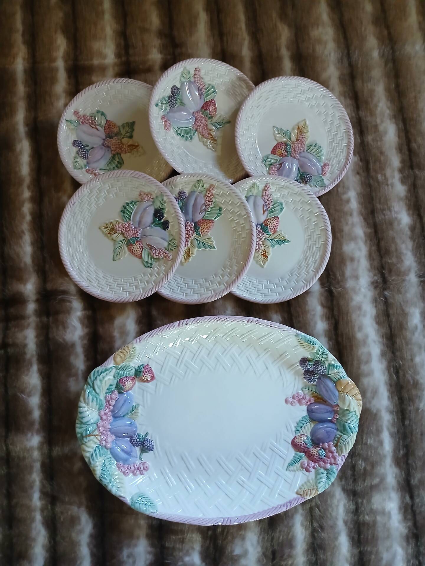 6 antique flat plates in majolica + dish