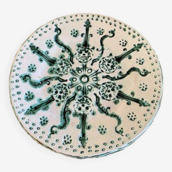 Enamelled terracotta wall plate signed Keskar with cat decorations. (Green/Ivory)