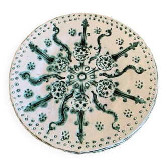 Enamelled terracotta wall plate signed Keskar with cat decorations. (Green/Ivory)