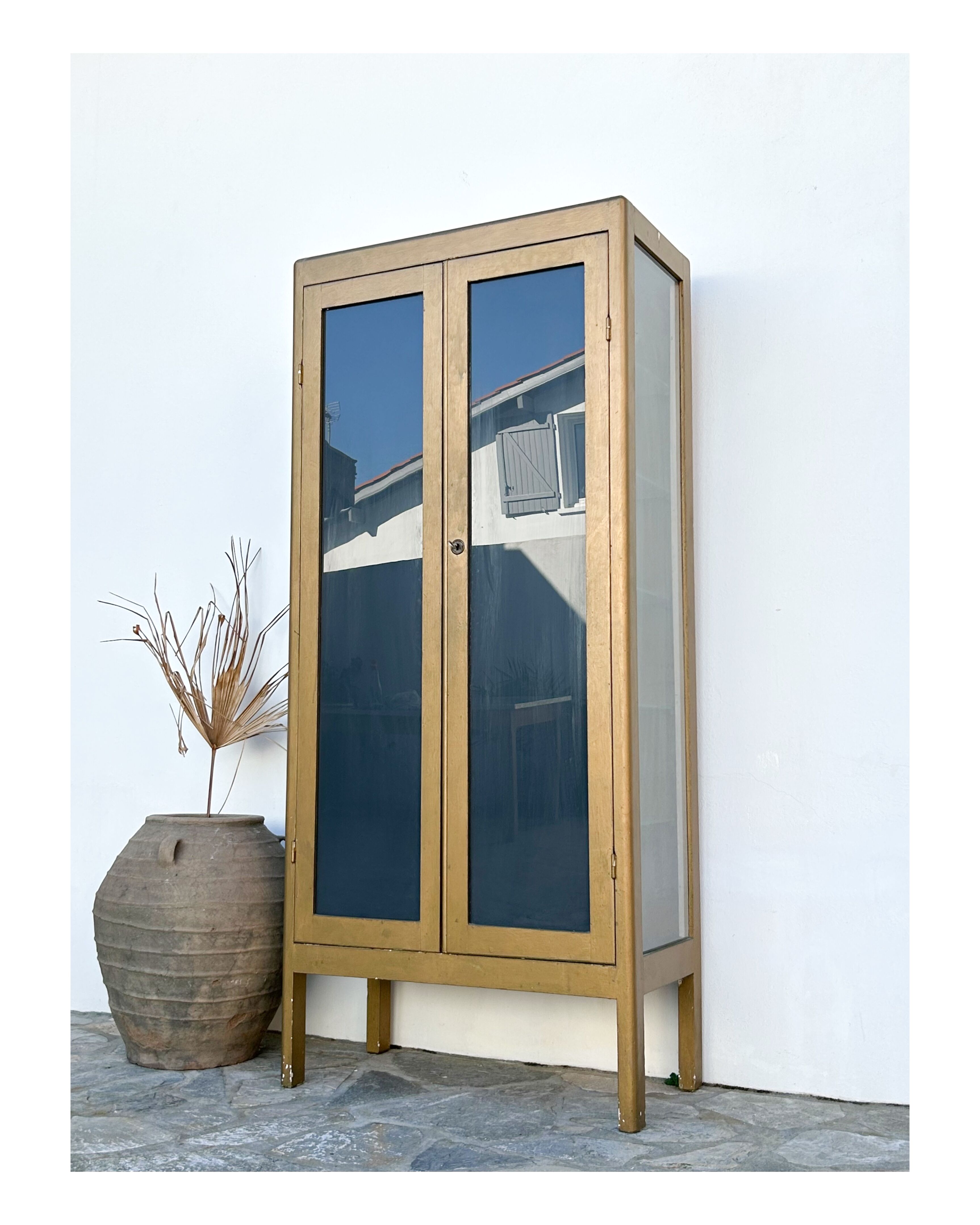 Pharmacy display cabinet