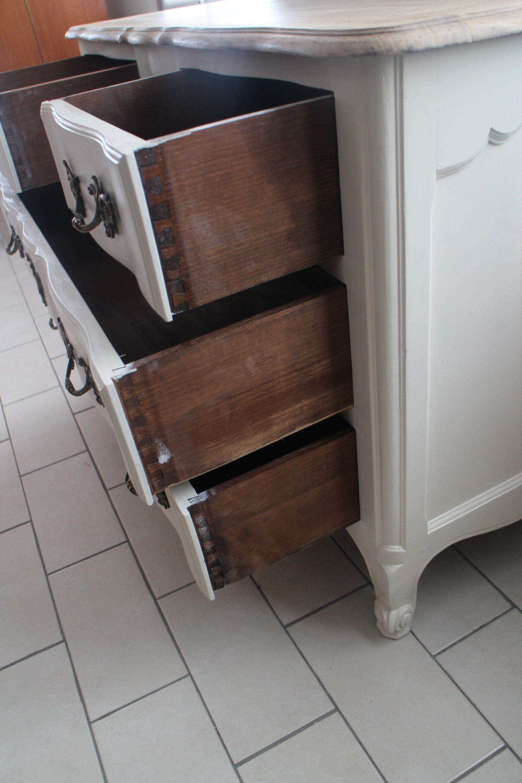 Chest of drawers crossbow