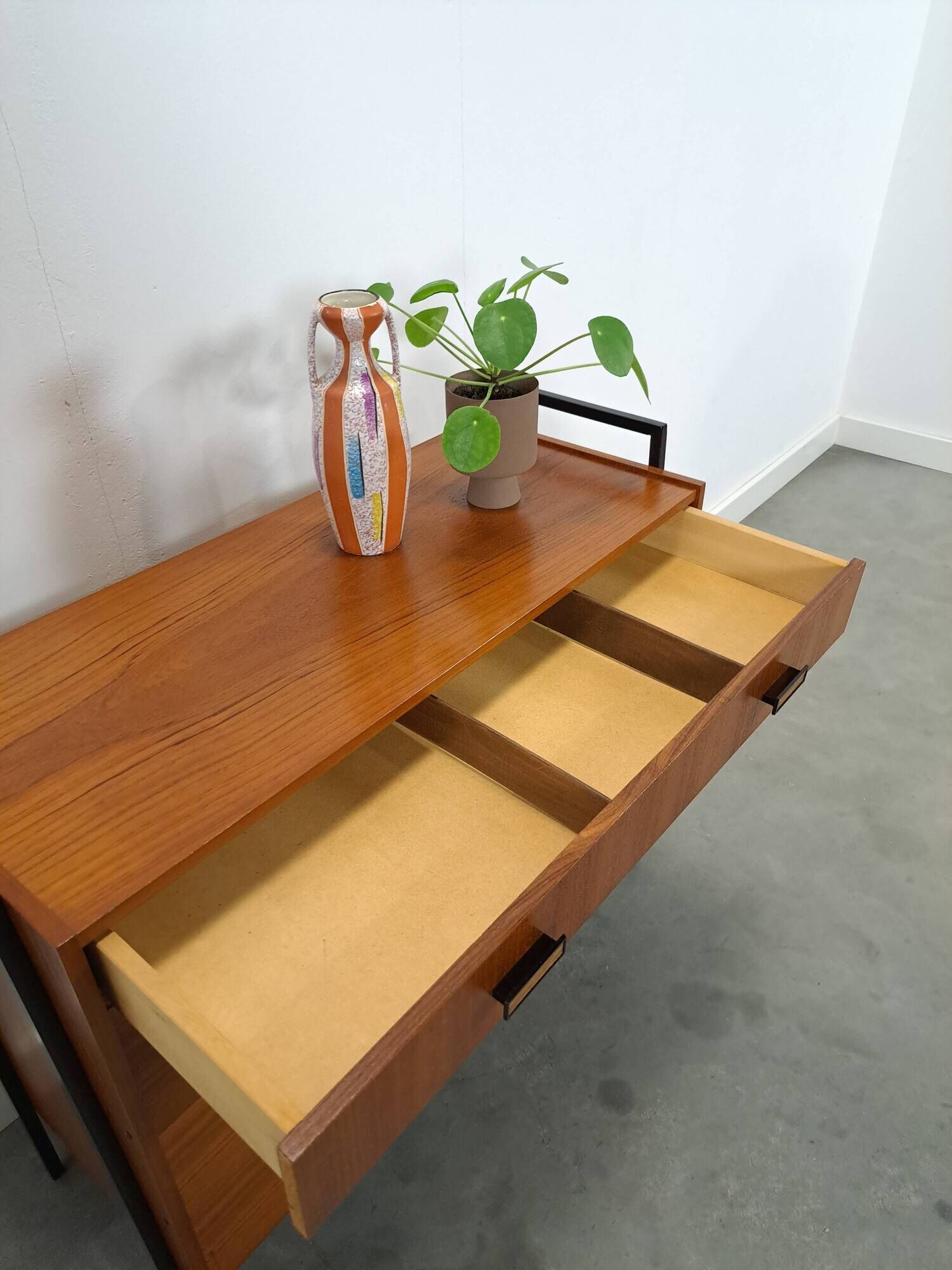 Teak schoenenkast met zwart metalen poten, nr. 1