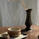 Paire de deux petits vases en métal ciselés H15,5 D6,5