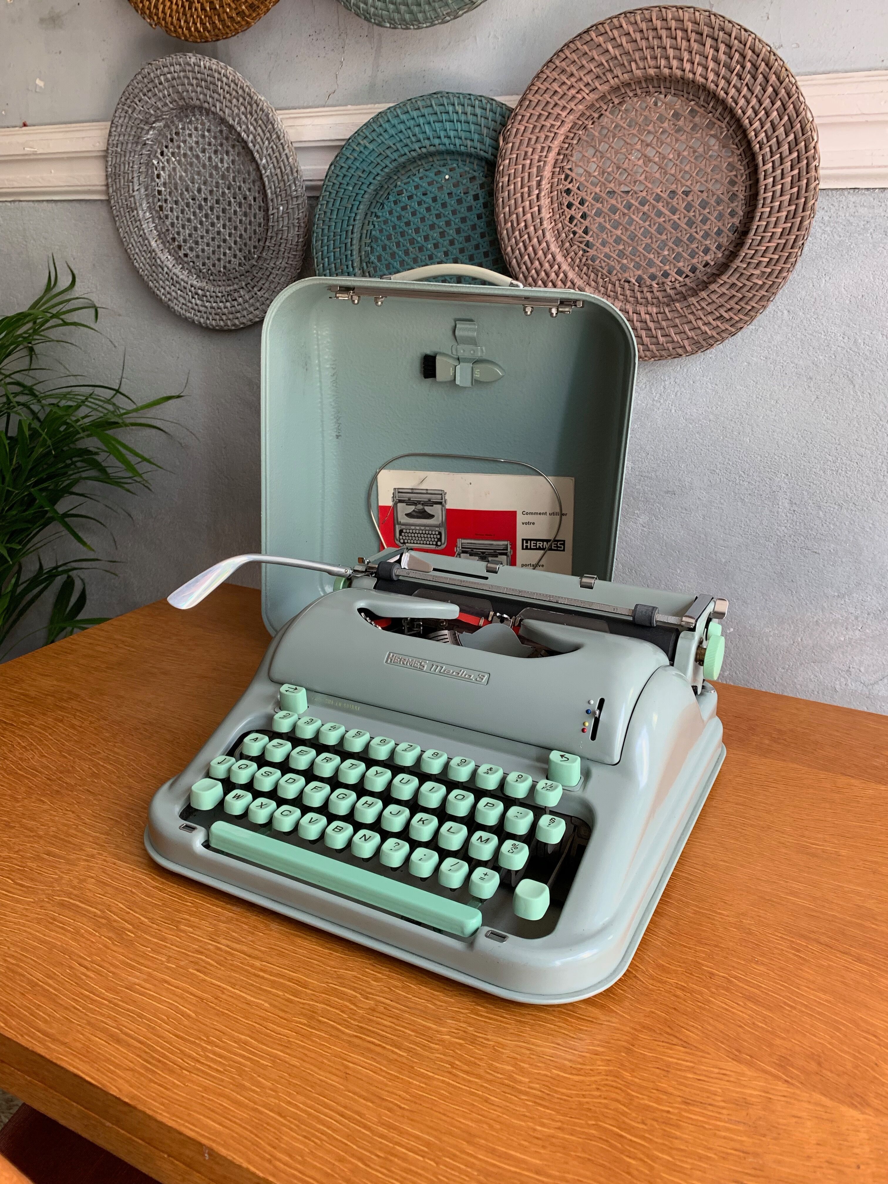 Hermes media 3 typewriter green metallic Mint
