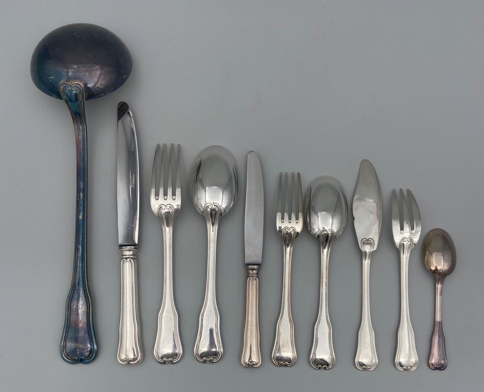 Cutlery set in metal ravinet d'enfert model dauphin 109 pieces