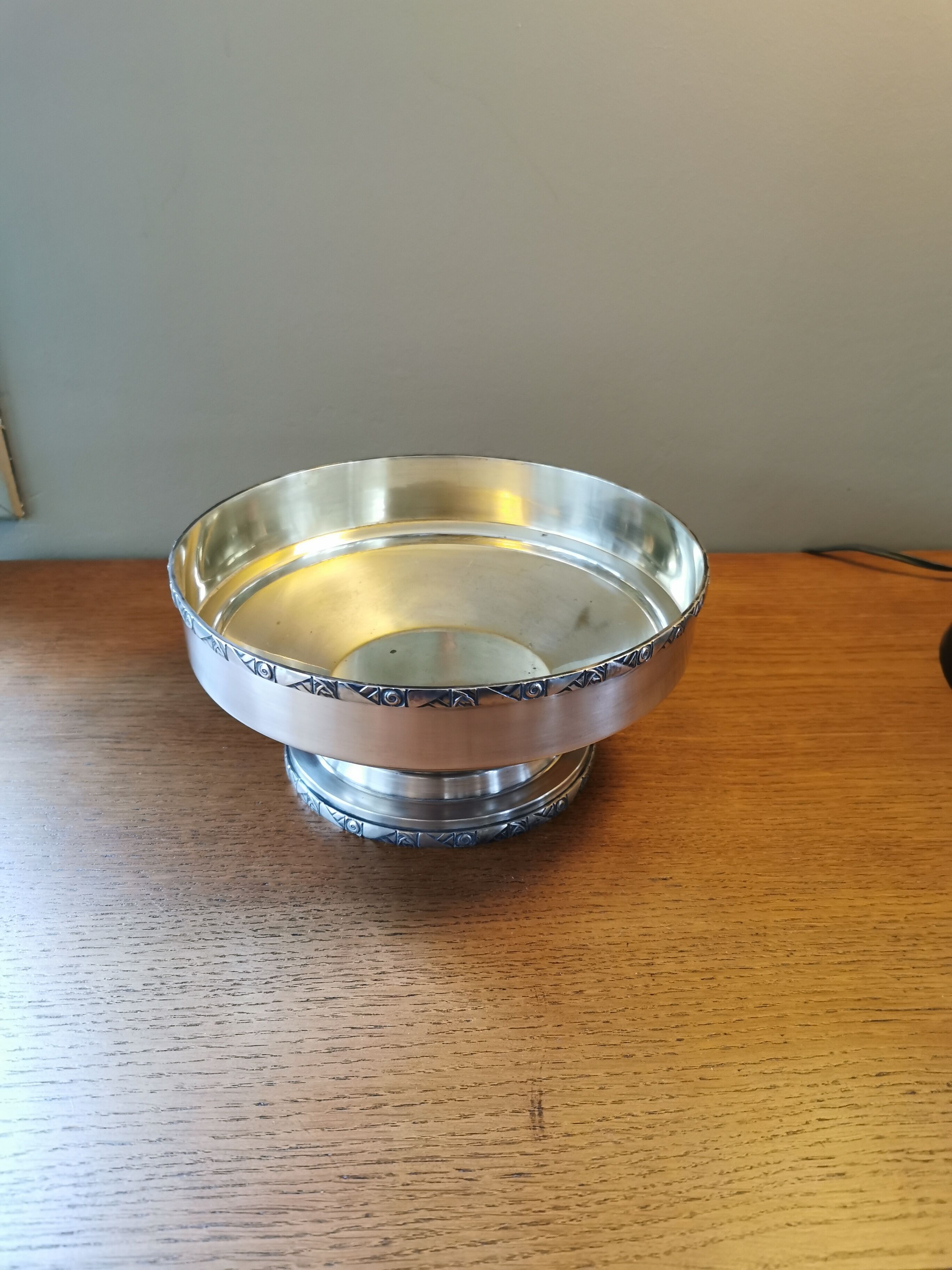 Art Deco cut on foot in silver metal