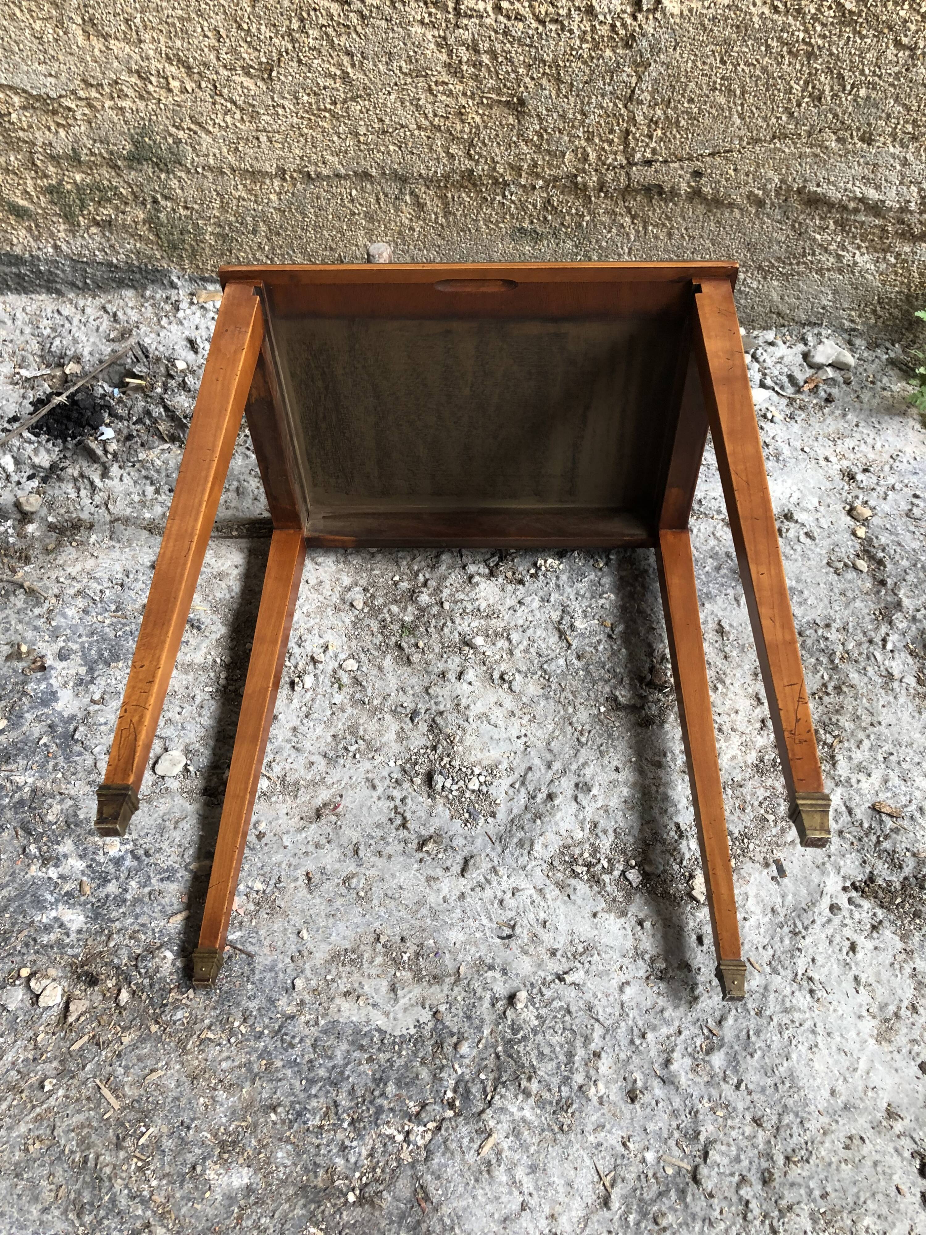 Table basse appoint bois pieds compas avec contour & sabots laiton vintage