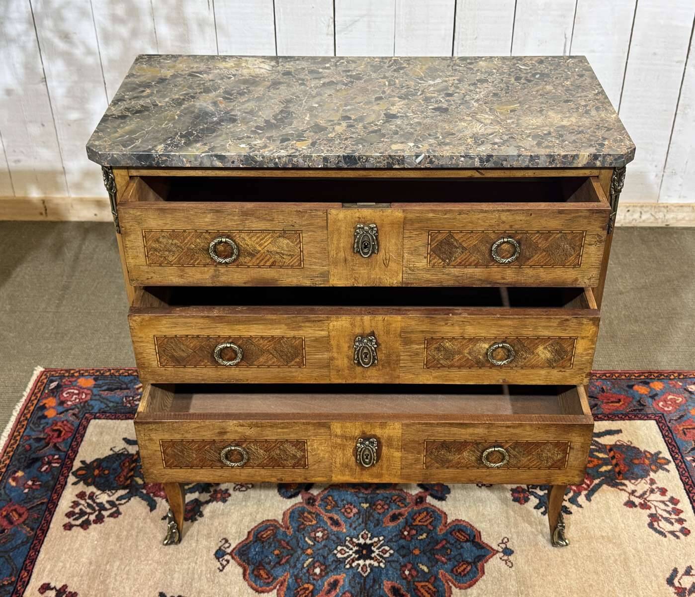 Transitional jump commode in walnut with marble top - 1950s
