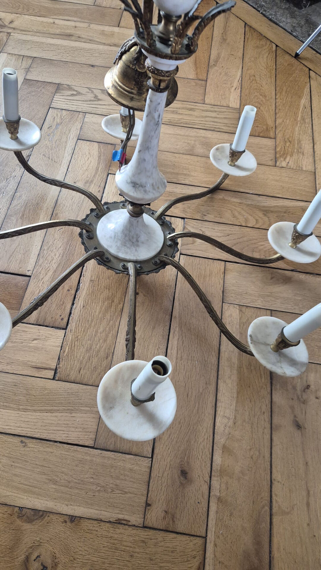 Lustre with 8 light arms in Hollywood Regency style – Gold brass and marble
