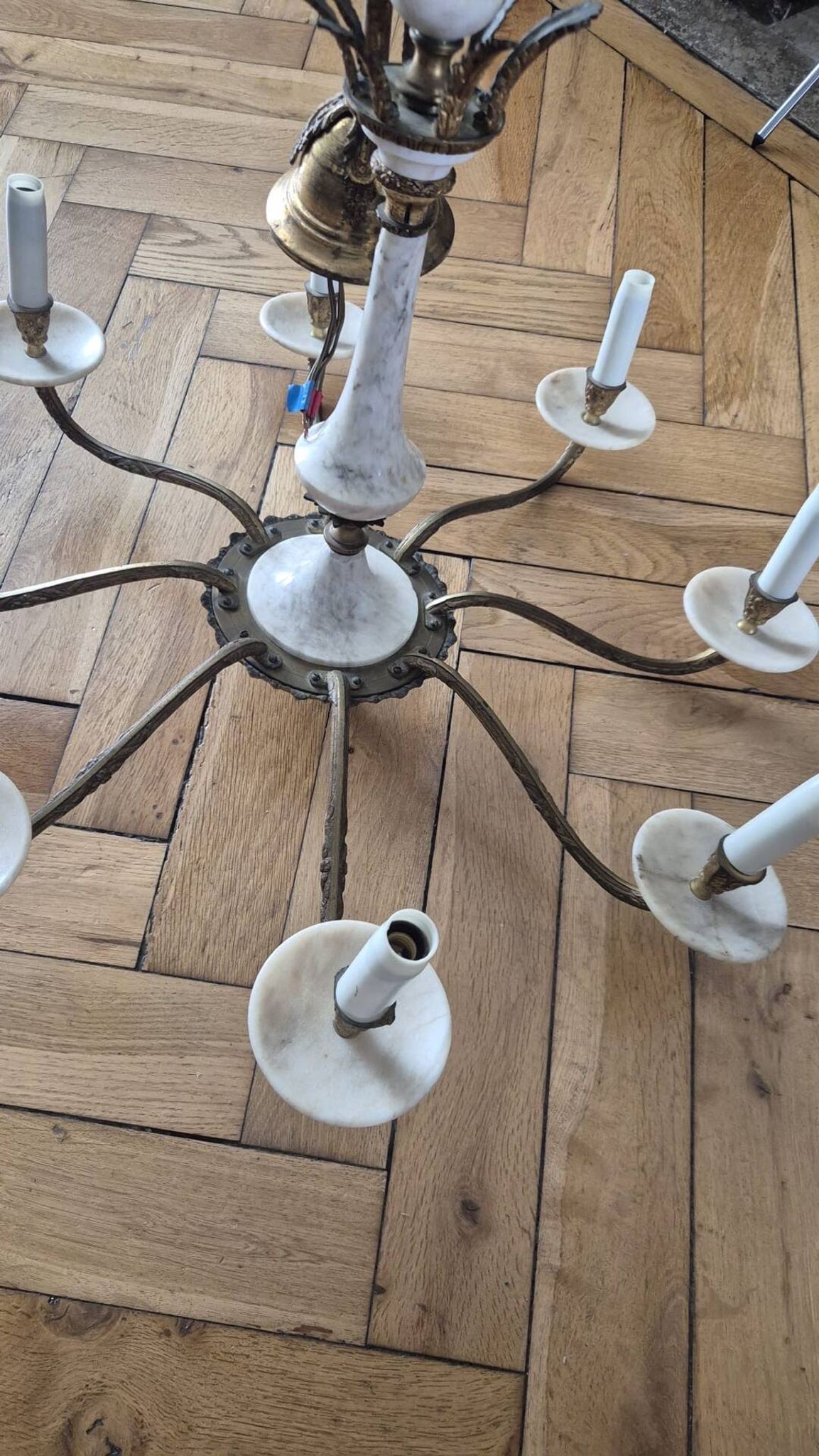 Lustre with 8 light arms in Hollywood Regency style – Gold brass and marble