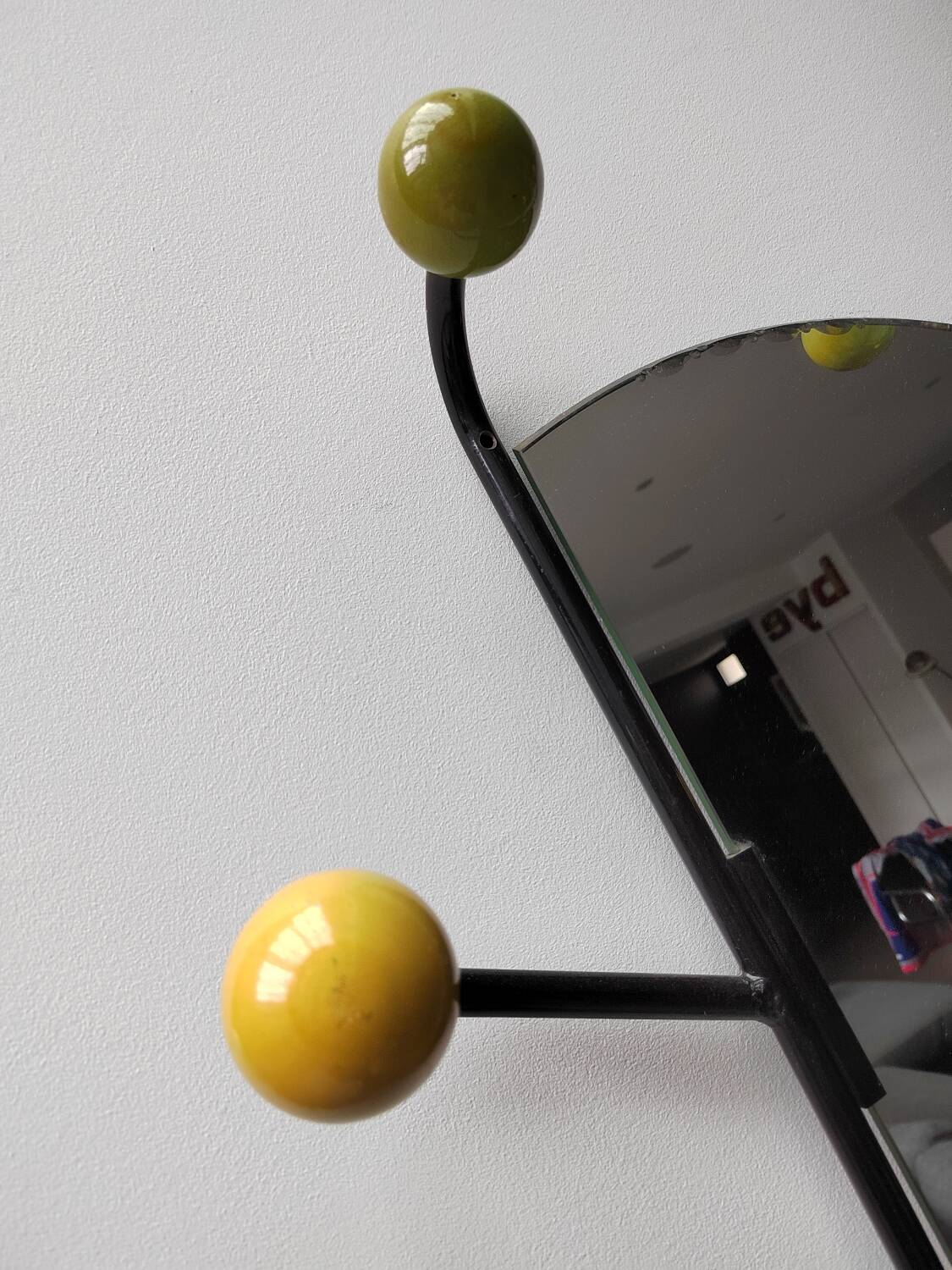 Coat rack/vintage iron mirror on foot 1970