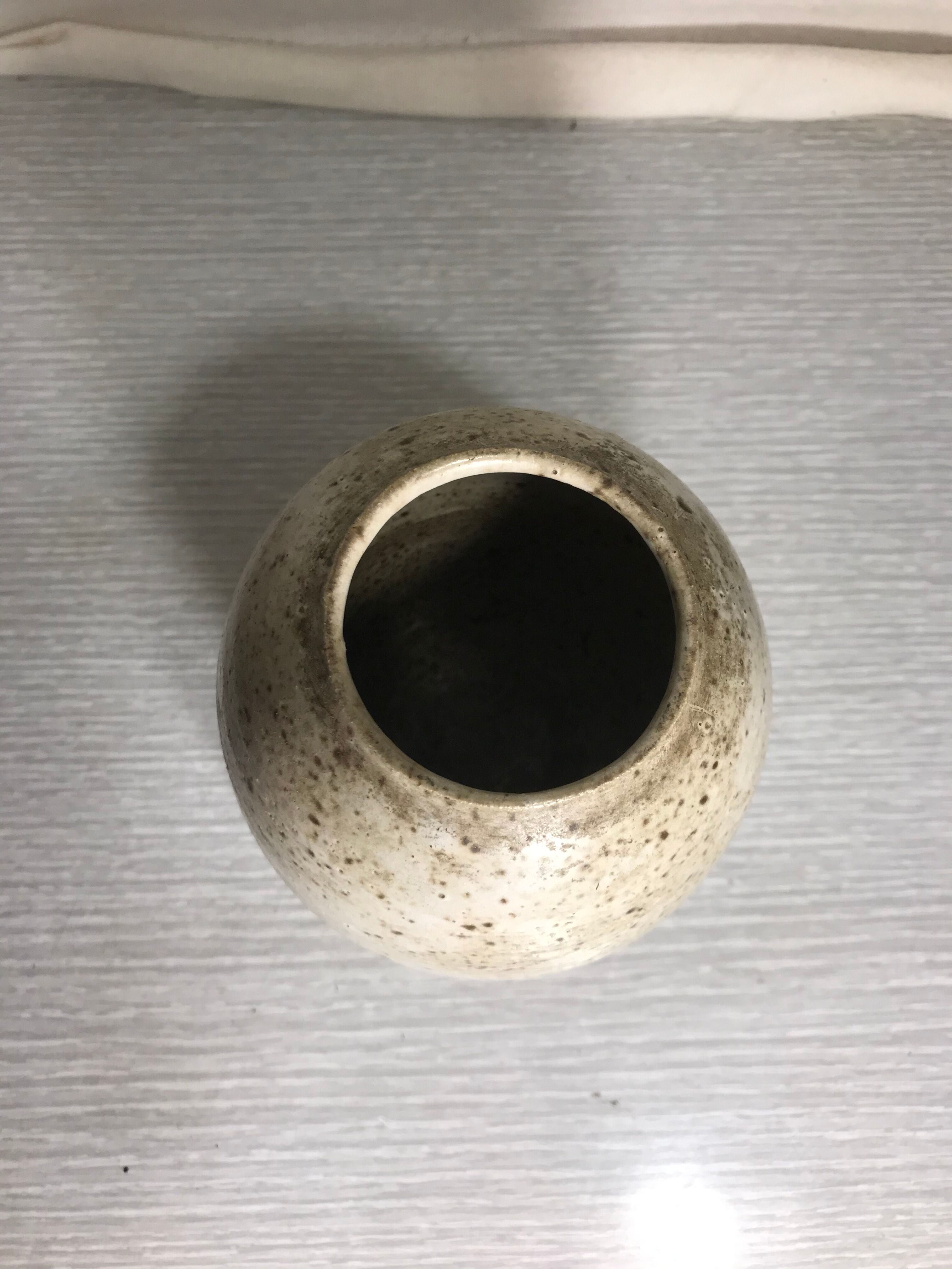 Vase boule grès émaillé beige années 60 vintage