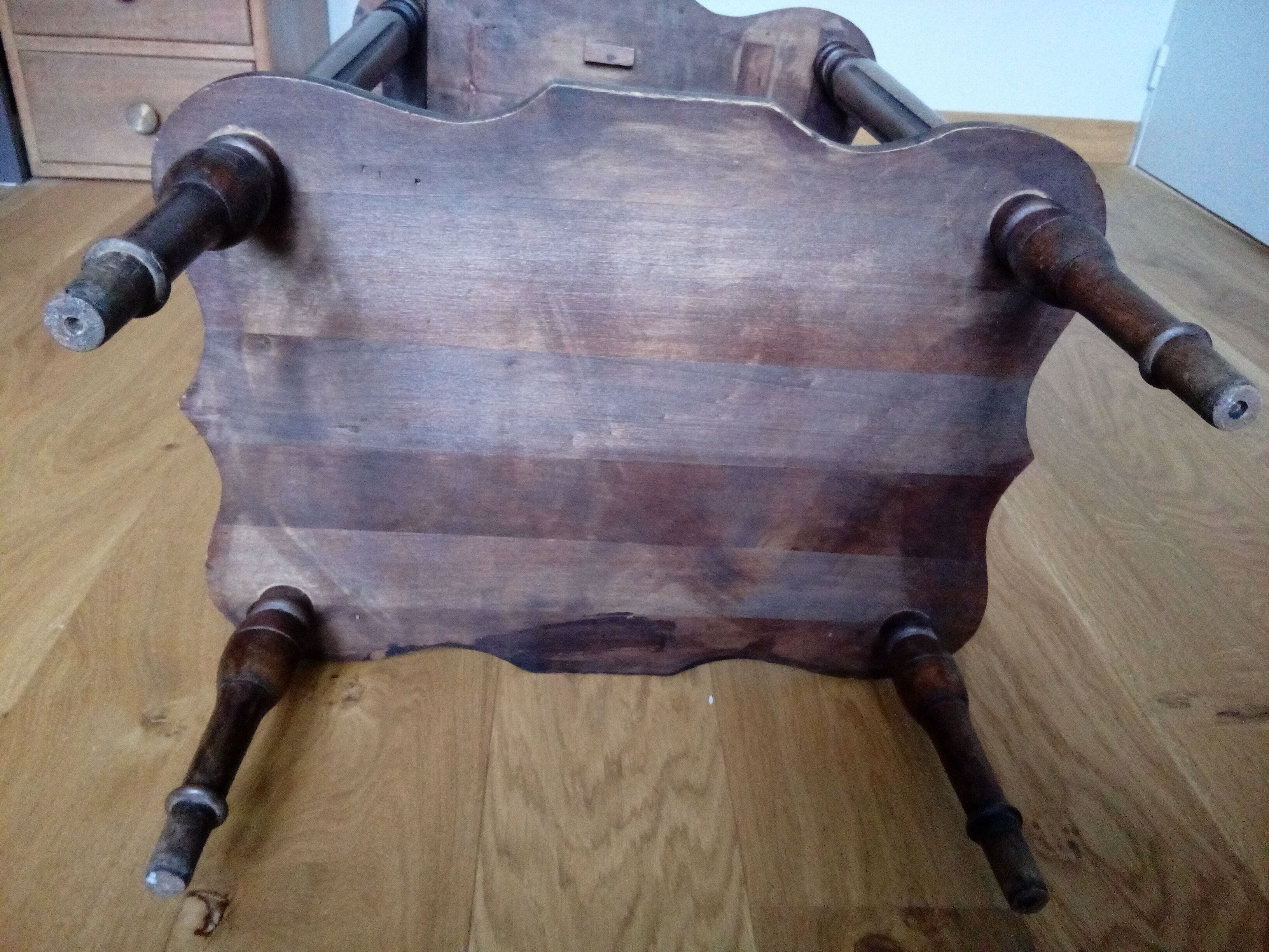 Console solid wooden sofa tip, turned wooden footing