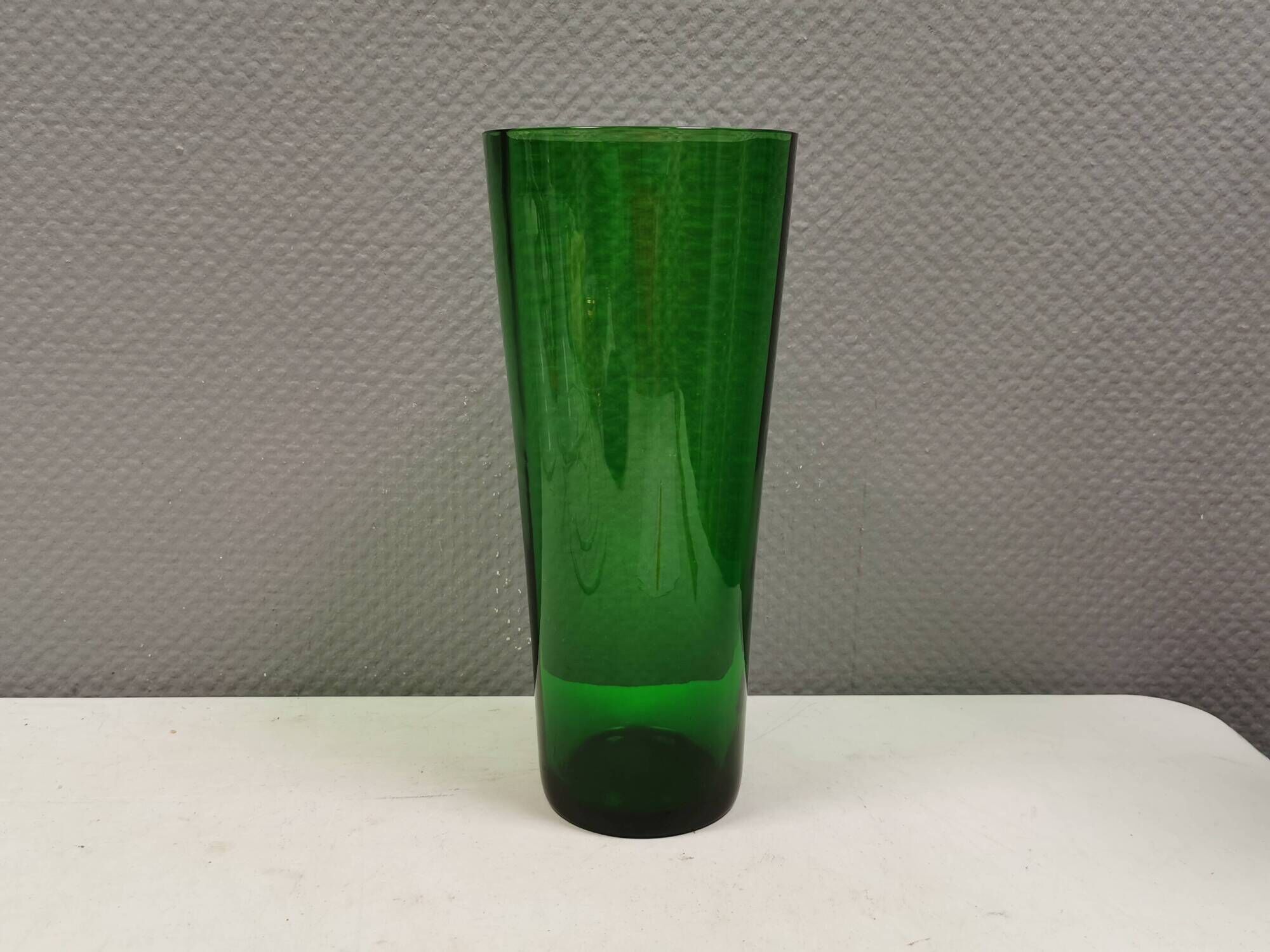 Large vintage vase in green glass.