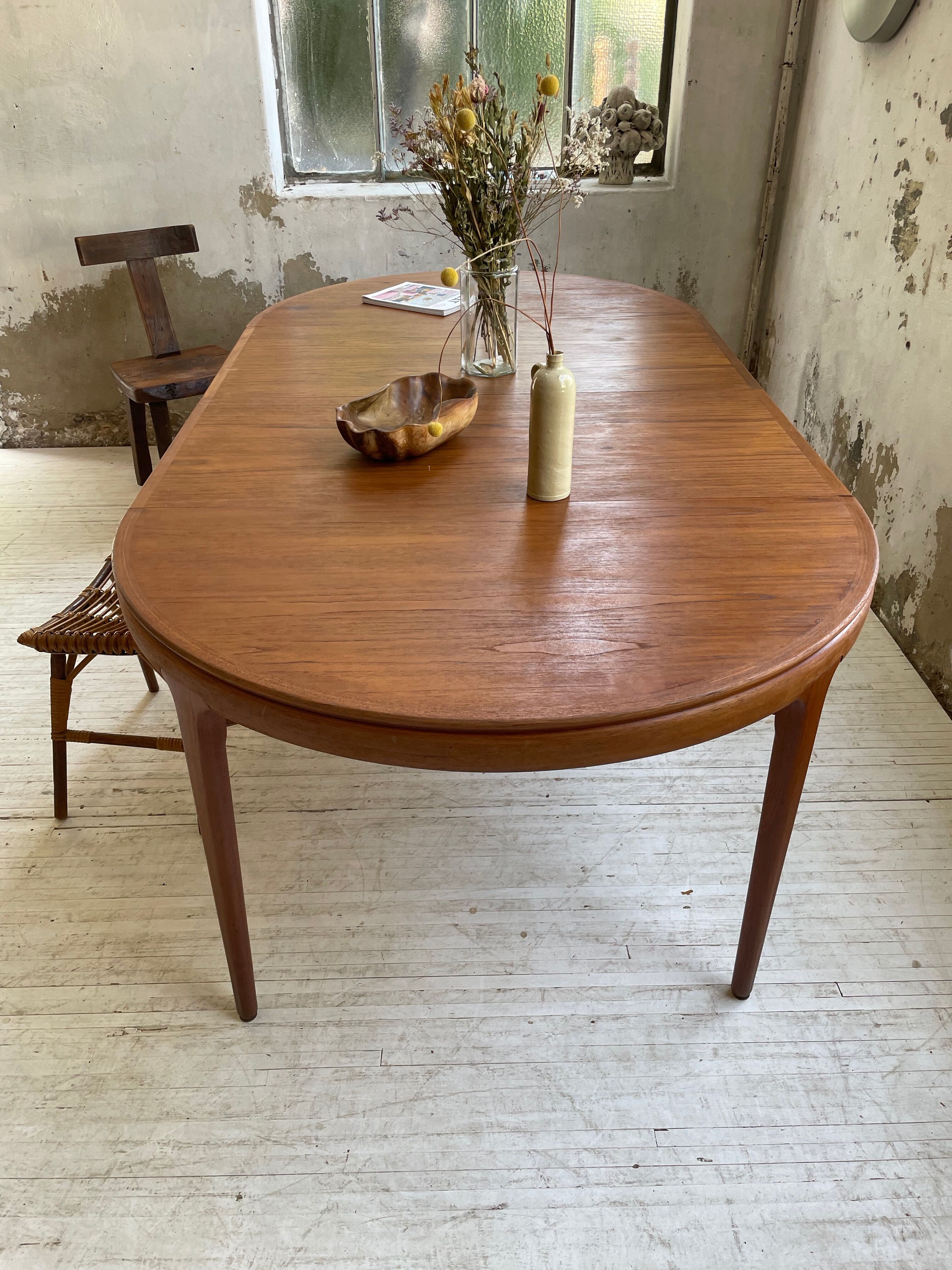 Round table 120-230 cm scandinavian samcom arne hovmand olsen