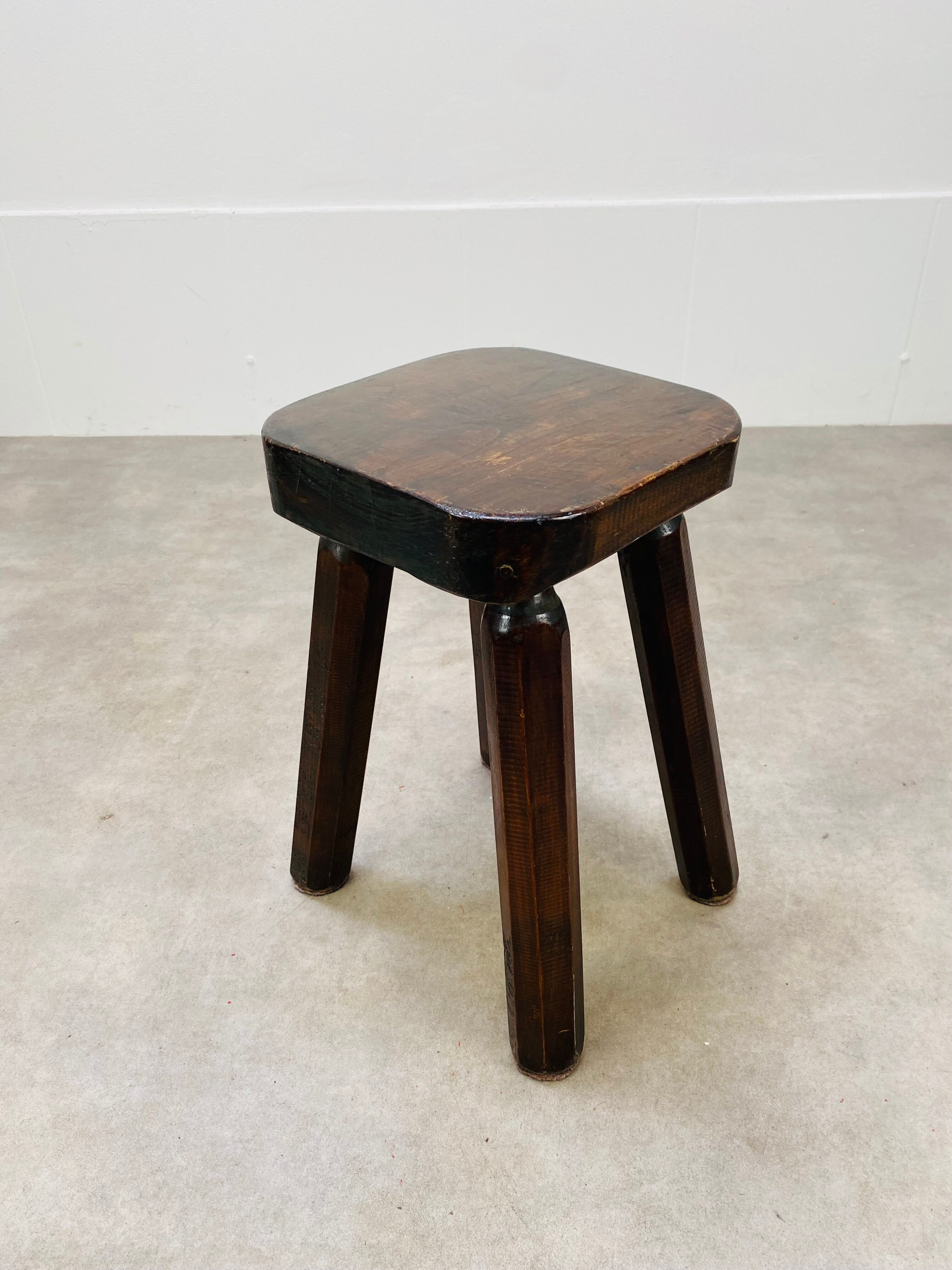 Tabouret brutaliste en bois massif style chalet