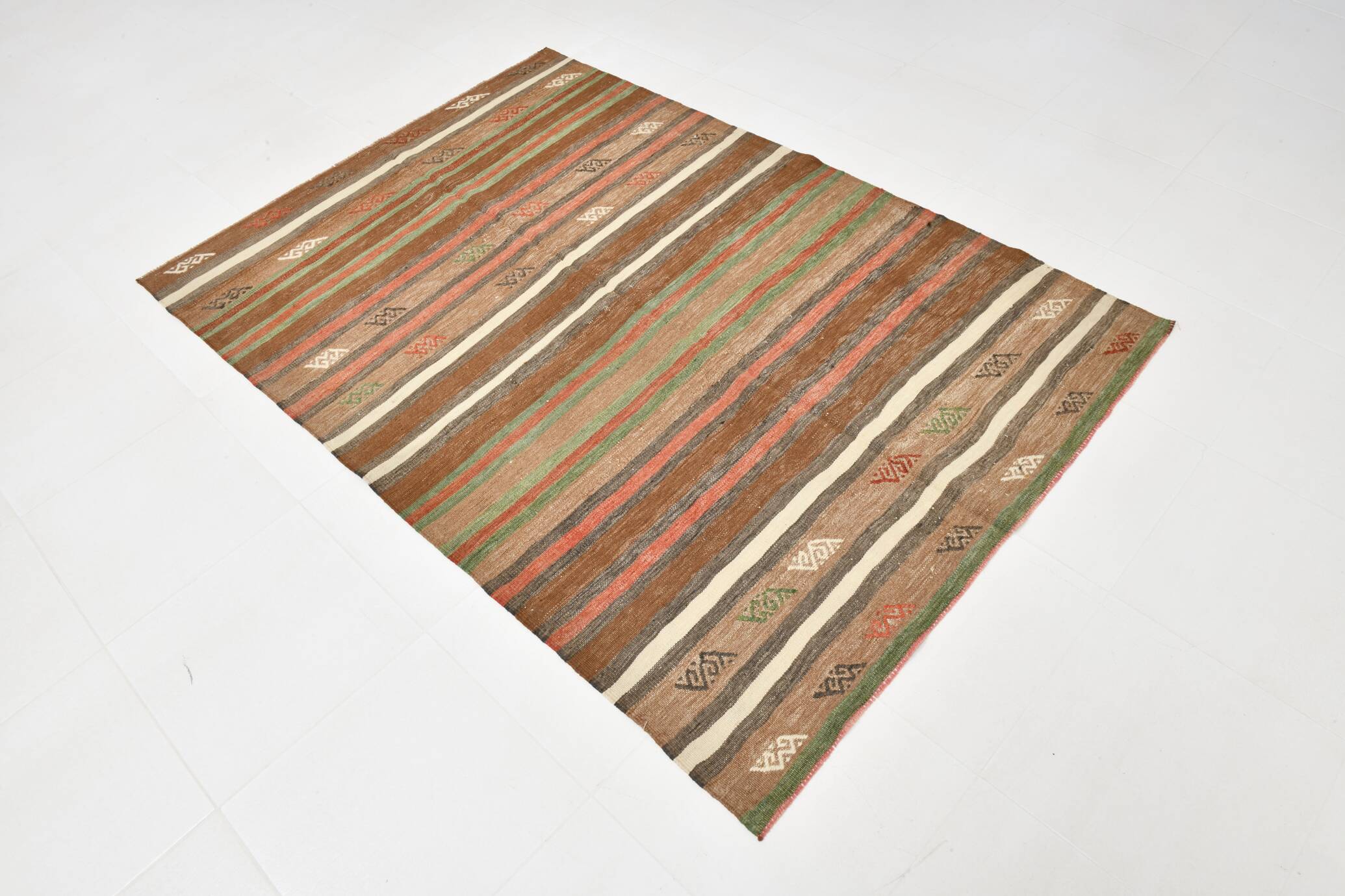 Tapis Kilim Vintage – Rayures Naturelles aux Tons Terreux, 136x195 Cm
