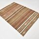 Tapis Kilim Vintage – Rayures Naturelles aux Tons Terreux, 136x195 cm