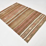 Tapis Kilim Vintage – Rayures Naturelles aux Tons Terreux, 136x195 Cm
