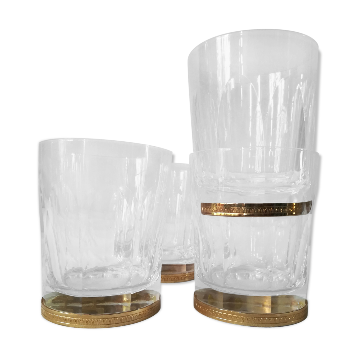 4 crystal whiskey glasses on gold frame