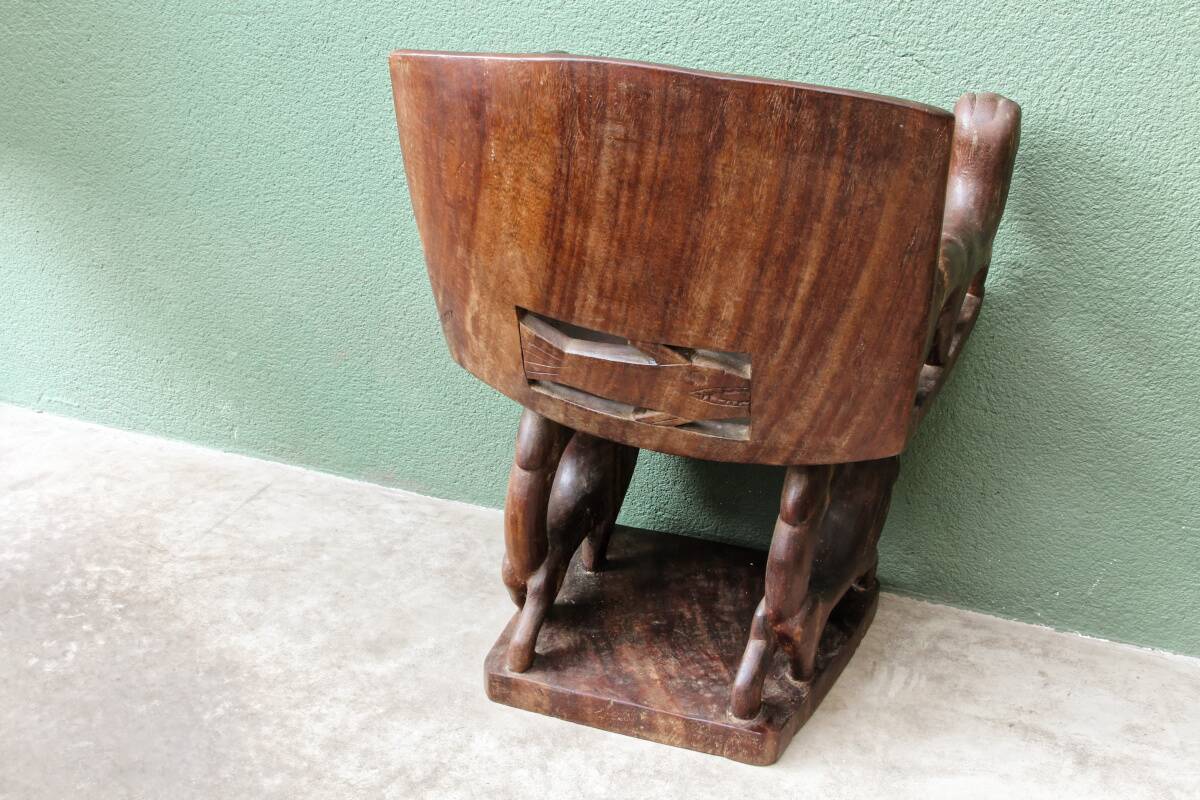 Siège africain monoxyle en bois sculpté