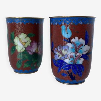 Deux vases miniatures en cuivre doré et émaux cloisonnés polychromes. Travail chinois vintage.