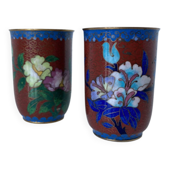 Deux vases miniatures en cuivre doré et émaux cloisonnés polychromes. Travail chinois vintage.