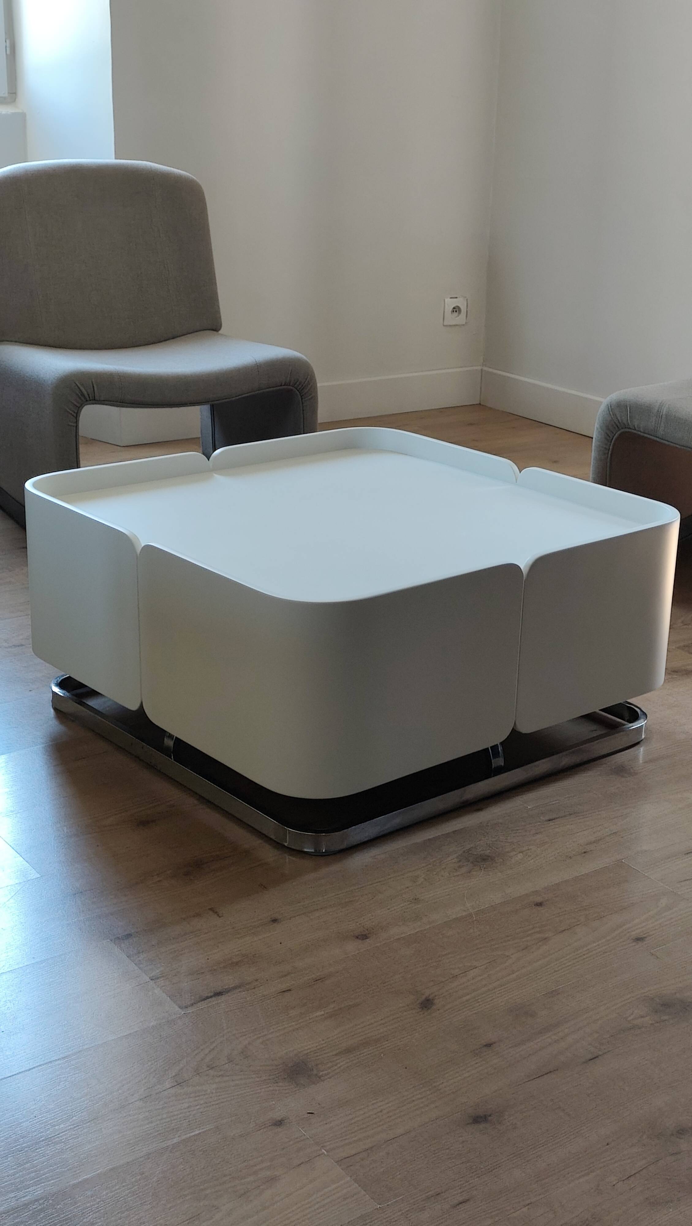 Italian space age coffee table, unique piece, designer proof.