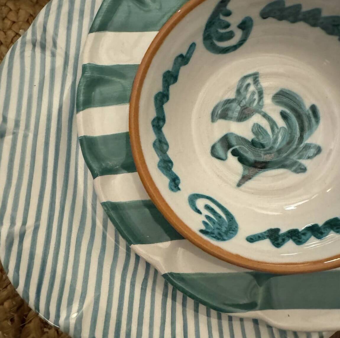 Plate fine blue stripe 25cm