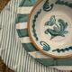 Assiette rayure fine bleu 25cm