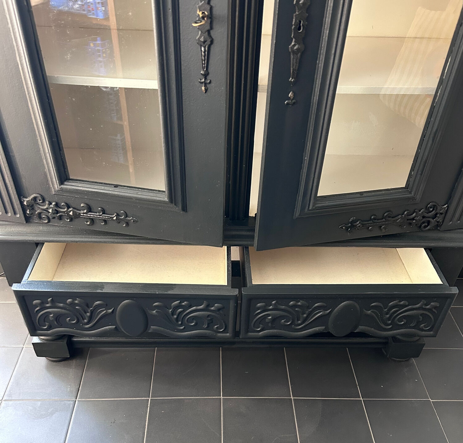 Colonial style display cabinet