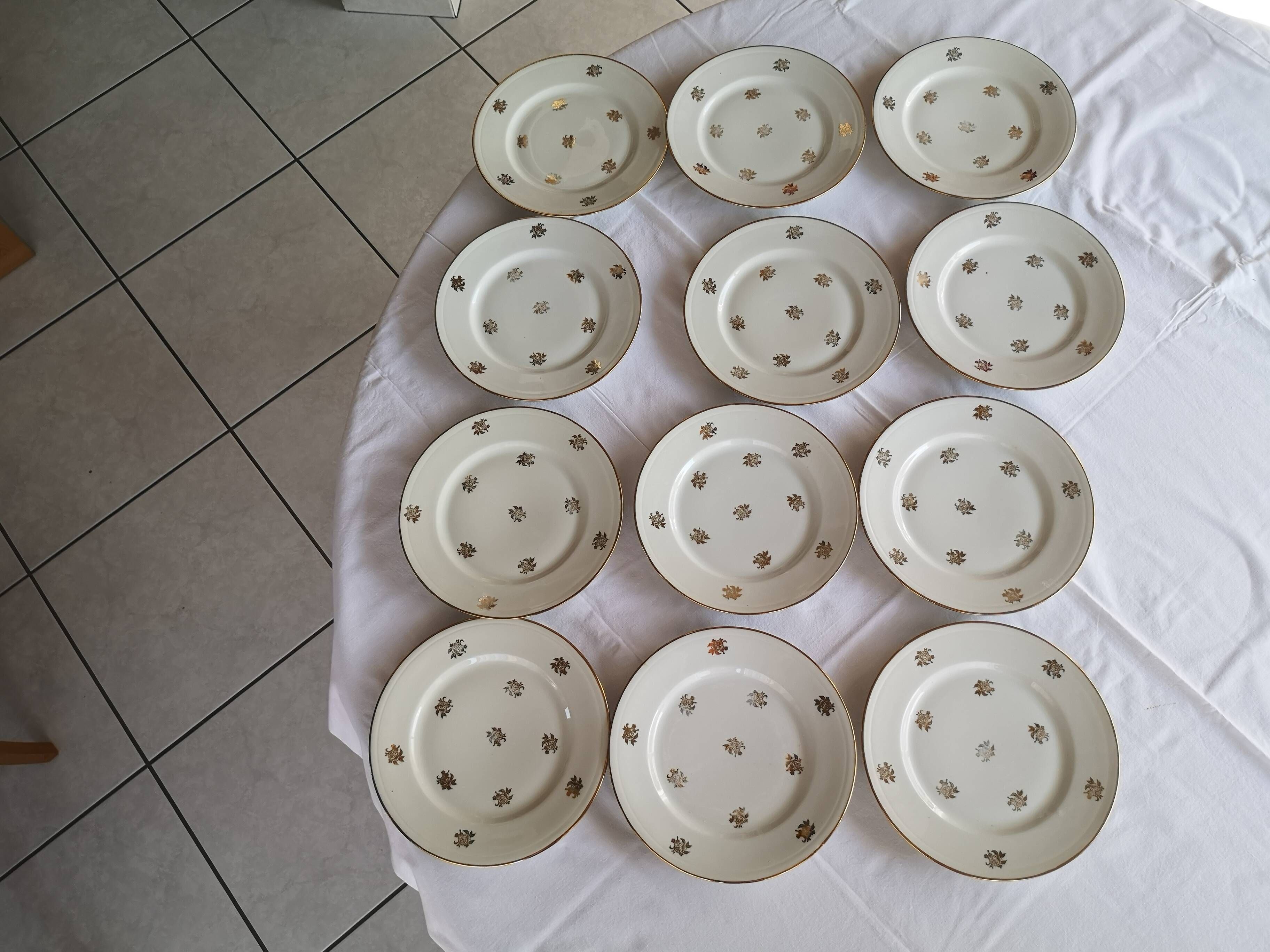 Service ancien – 12 assiettes plates en porcelaine française – décor floral