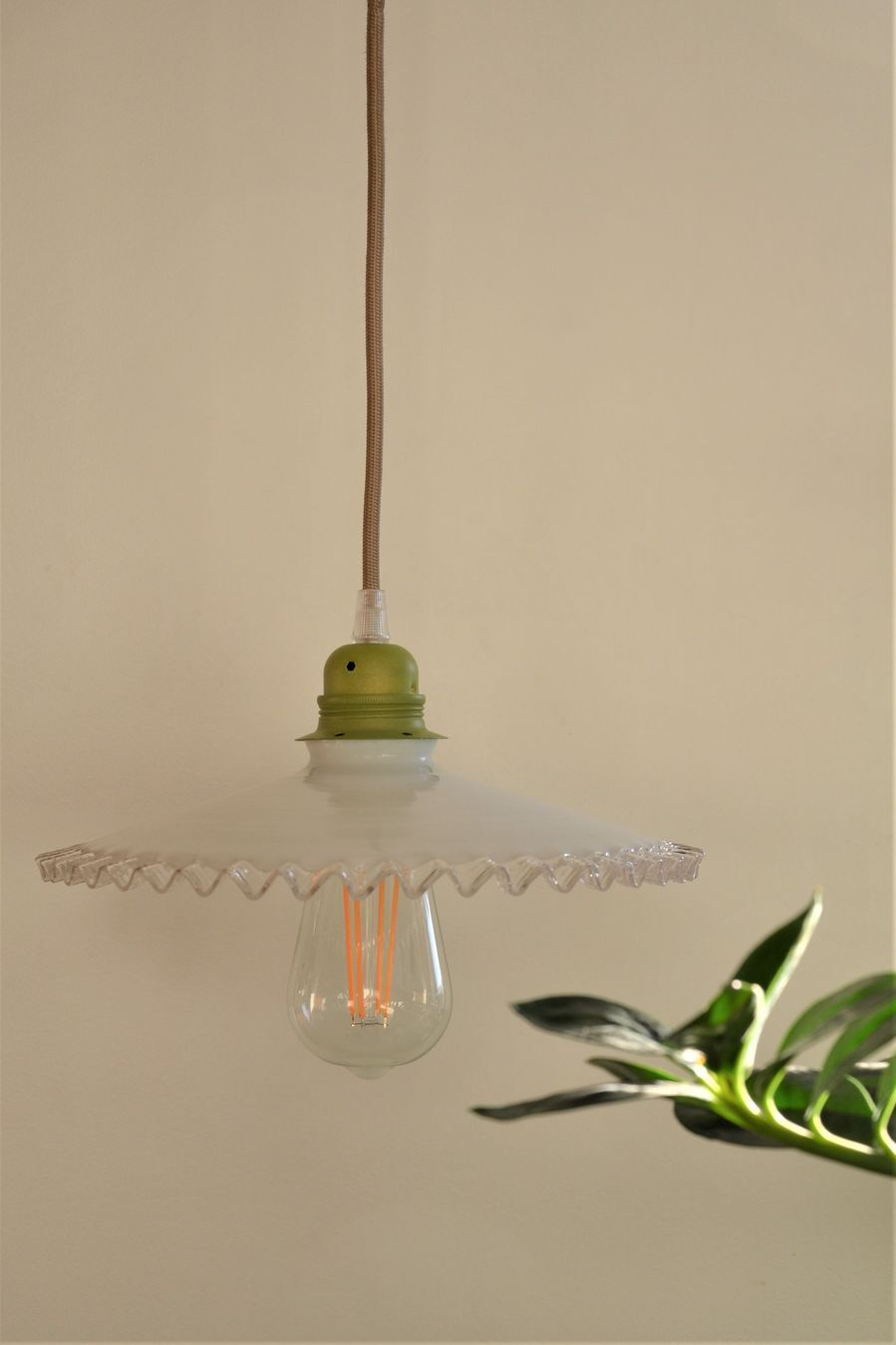 Opaline suspension, green-coloured metal socket
